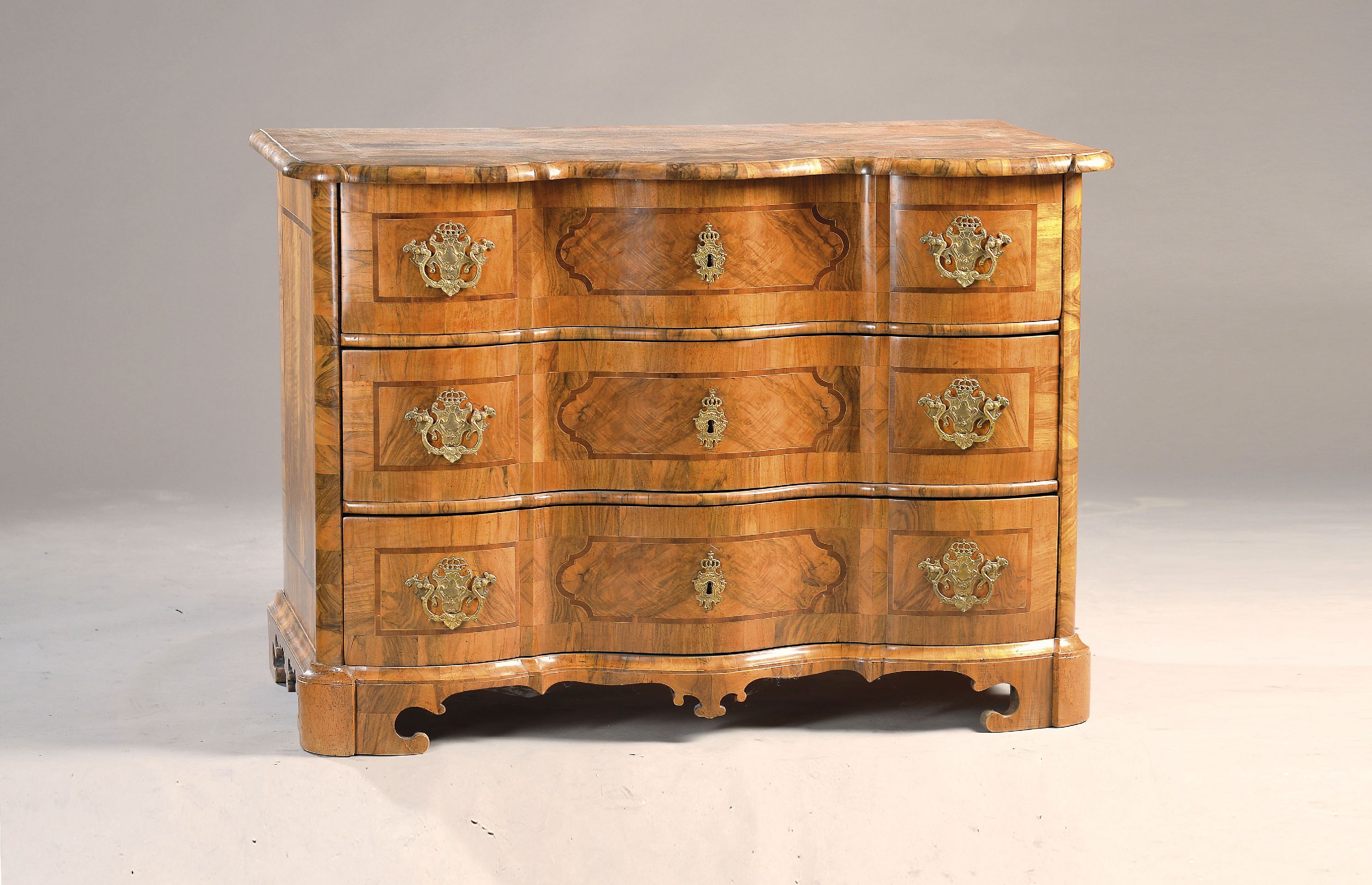 Image 27131564 - Barockkomode, süddeutsch, um 1760/80, Nußbaum furniert, Zierelemente in Obstholz, ...