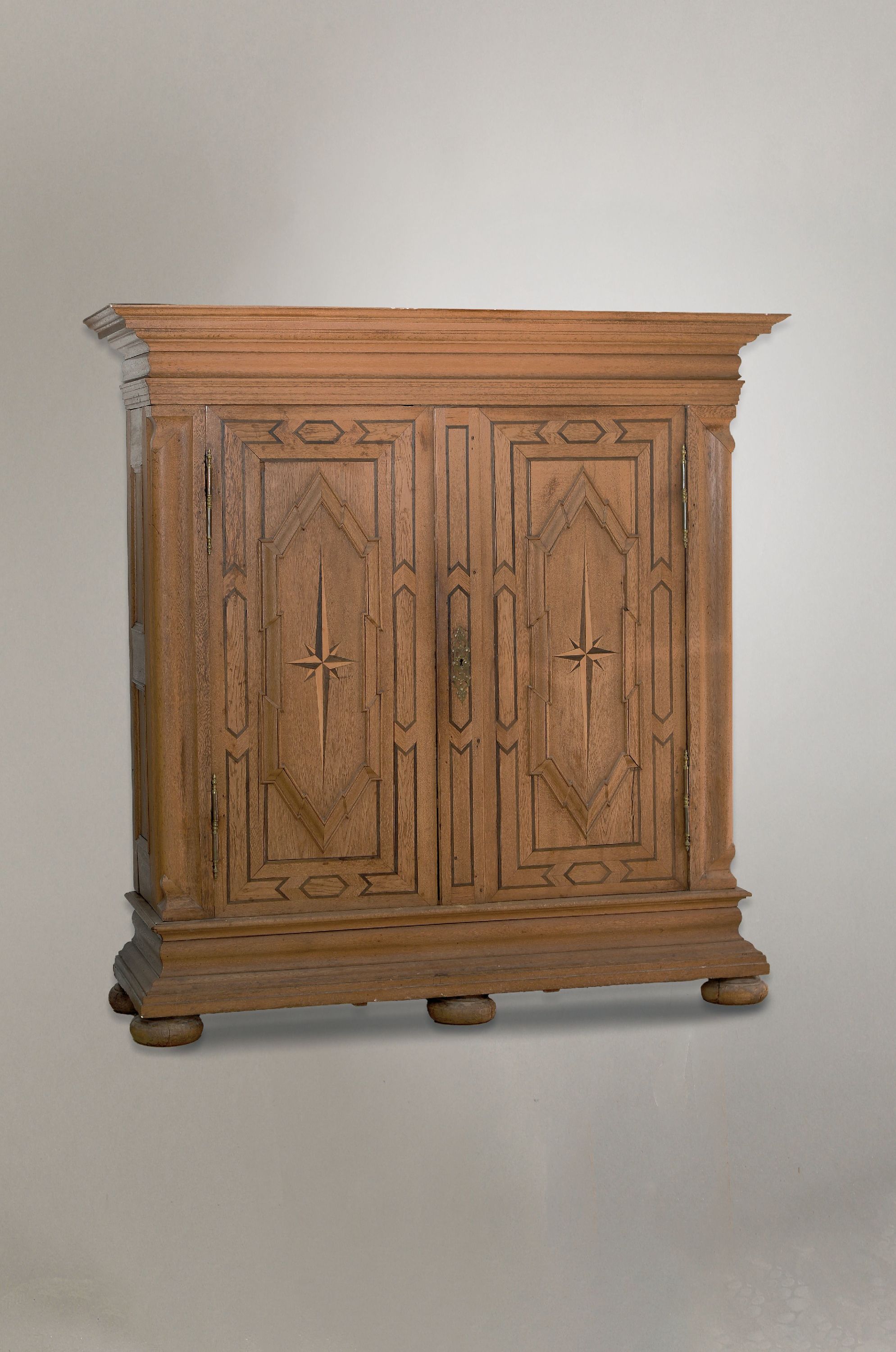 Image 27131590 - Barocker Ecknasenschrank, wohl Braunschweig, Anfang 18.Jh., Eiche, Bastionsfüllungen, ...