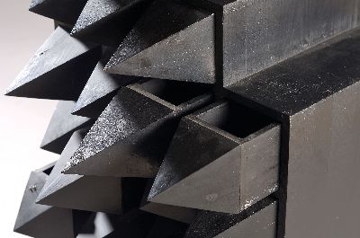 27131507a - Ungewöhnliche Kommode, wohl 1980/90er-Jahre, wohl Nadelholz, schwarz-blau gefasst, 20 ...