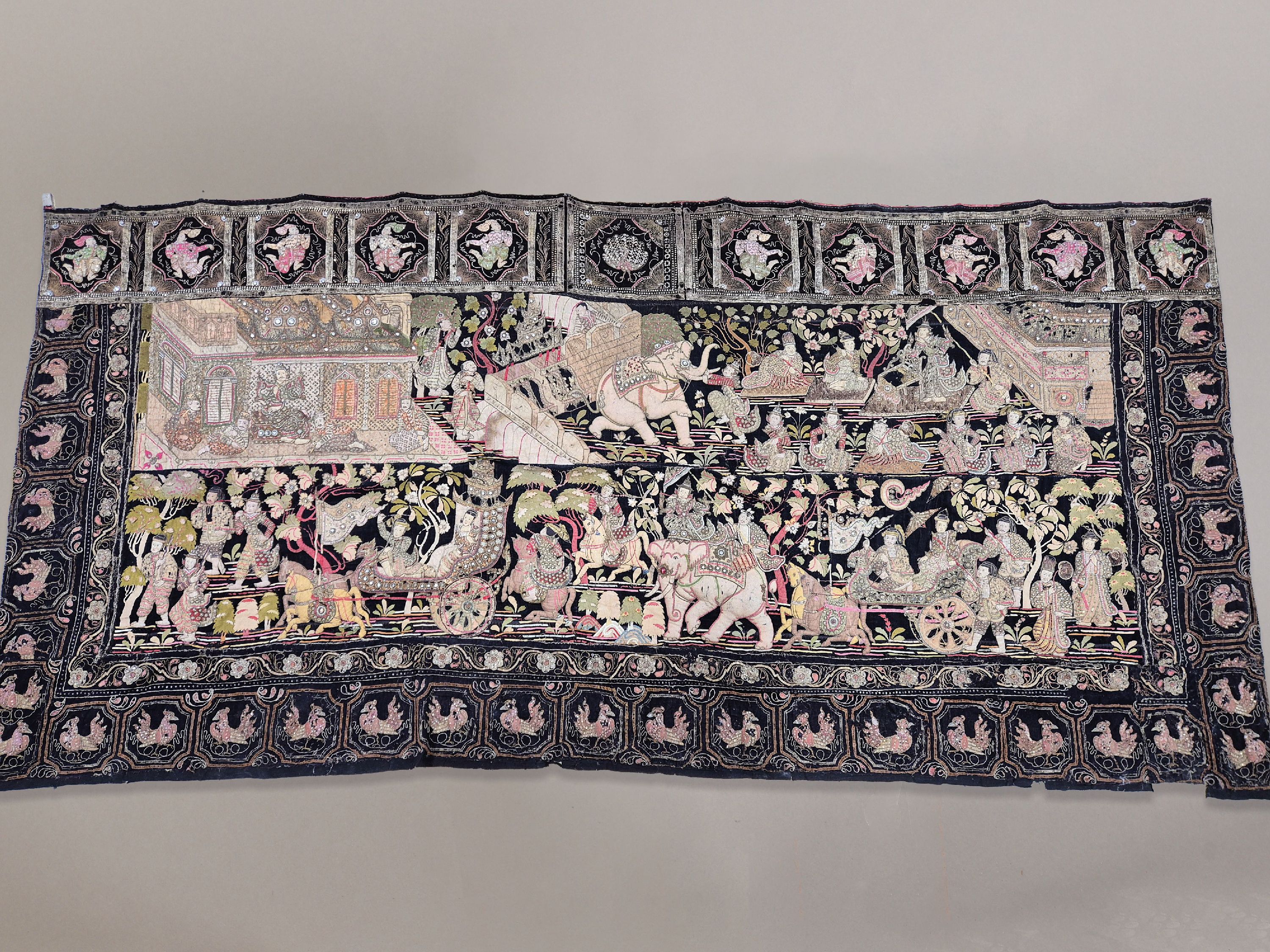 Image 27131673 - Großer Wandteppich sog. Kalaga, Burma, Wolle, Filz und Seide, bestickt mit Pailletten, ...