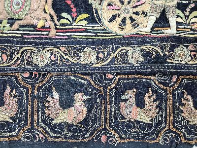 27131673d - Großer Wandteppich sog. Kalaga, Burma, Wolle, Filz und Seide, bestickt mit Pailletten, ...