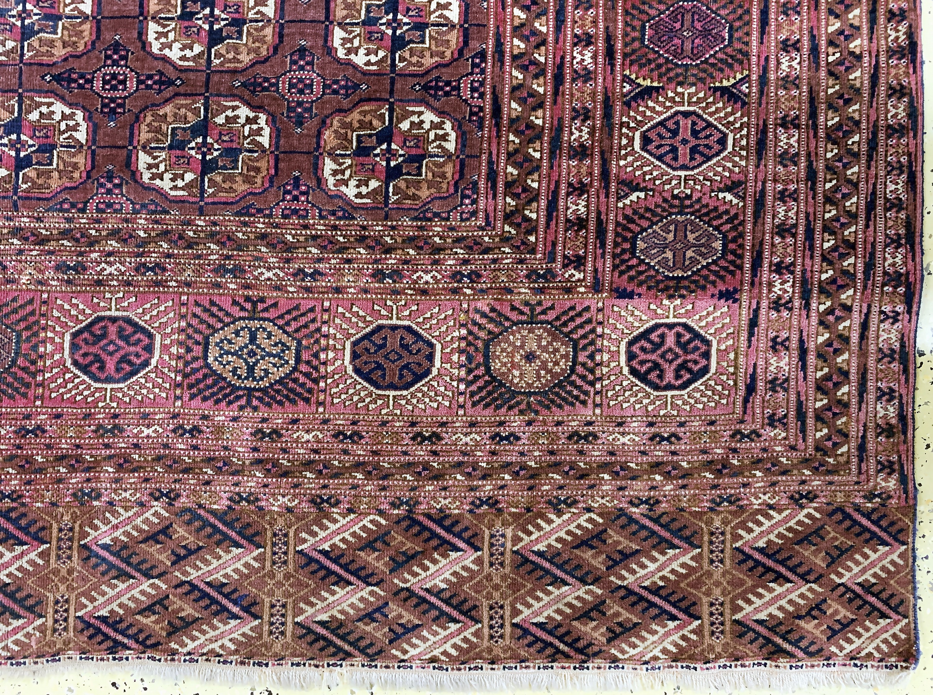 Detail a: Tekke"Hauptteppich"antik, Turkmenistan, 19.Jhd, Wolle auf Wolle, ca. 323 x 213 cm, EHZ: 3, (paar kleine Löcher)