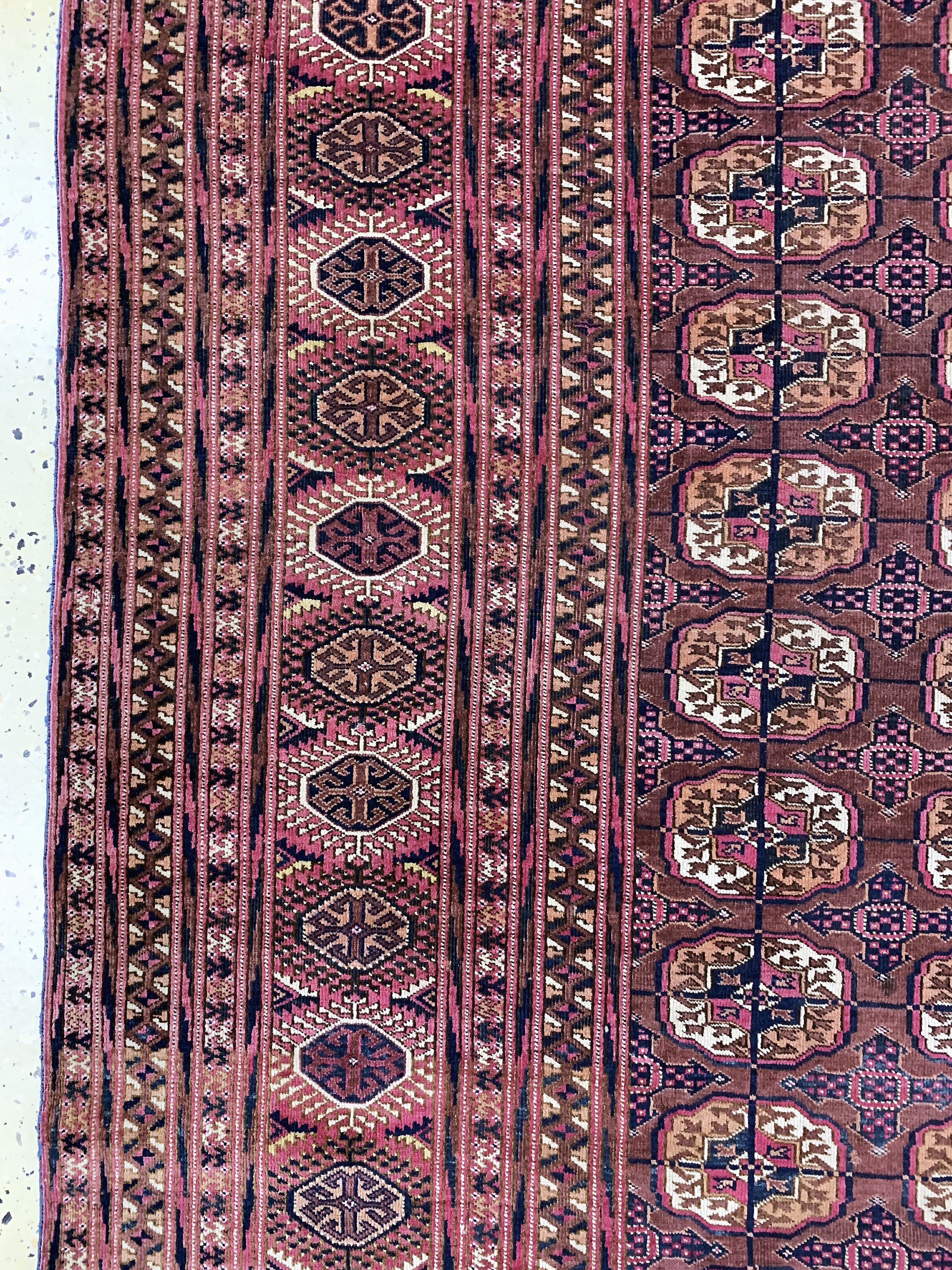 Detail c: Tekke"Hauptteppich"antik, Turkmenistan, 19.Jhd, Wolle auf Wolle, ca. 323 x 213 cm, EHZ: 3, (paar kleine Löcher)