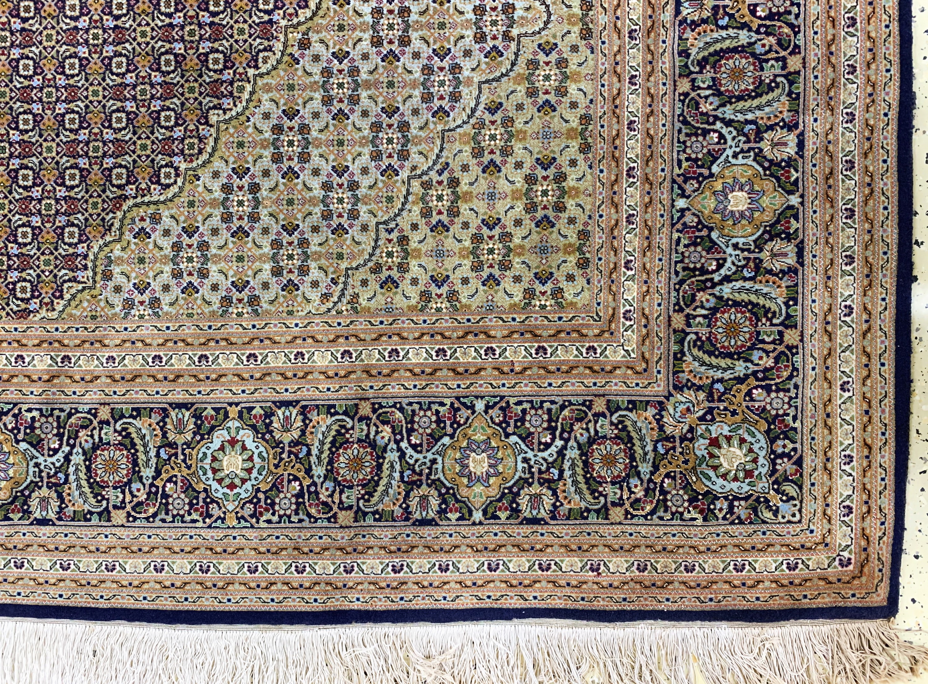 Detail a: Täbriz fein(50 Raj), Persien, Mitte 20.Jhd,Korkwolle mit Seide, ca. 302 x 202 cm, ca. 500.000 Kn/qm, EHZ: 2