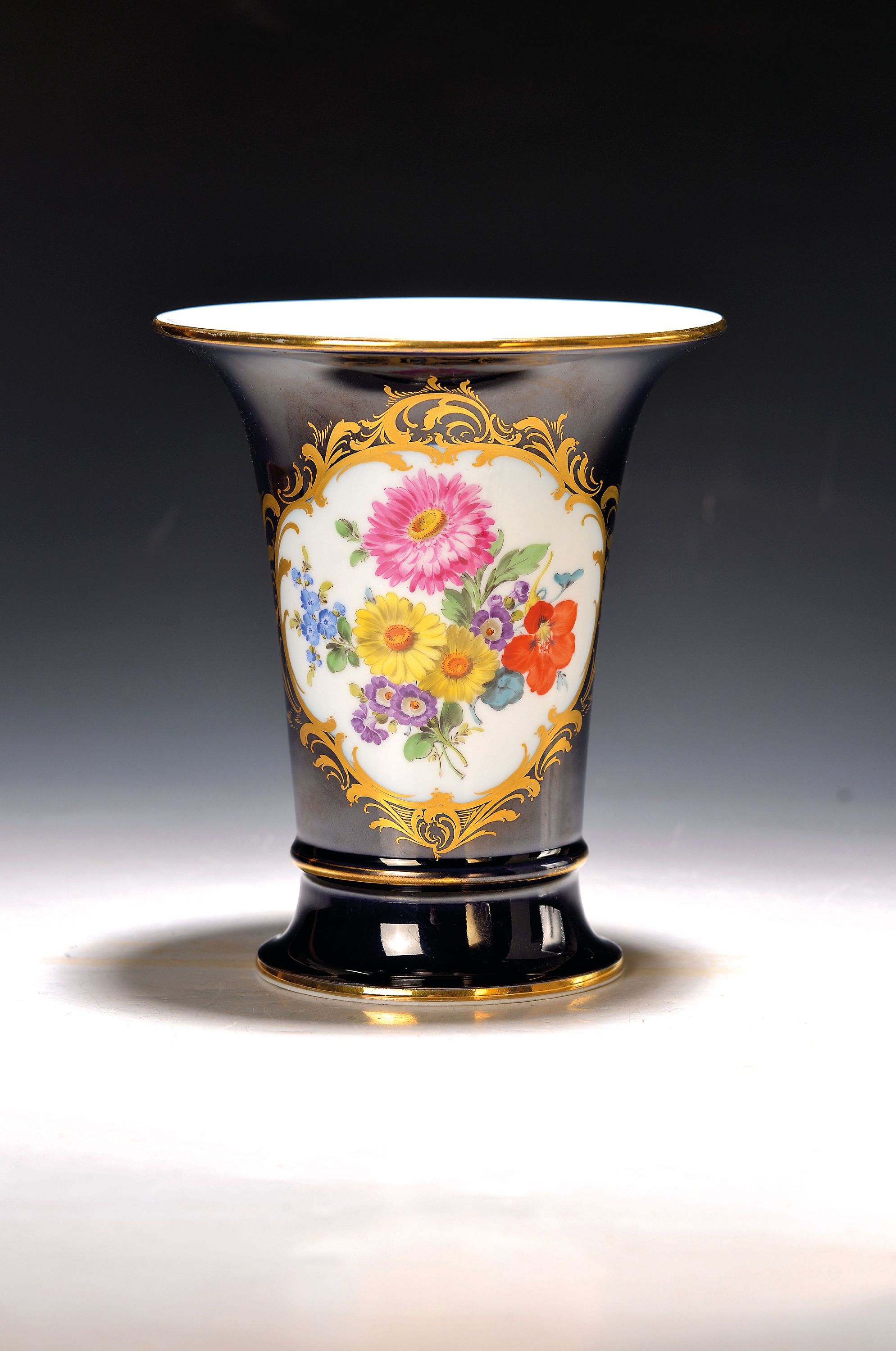 Image 27131951 - Vase, Meissen, 20. Jh., 1. Wahl, kobaltblau glasiert, in goldgerahmter Kartusche bunte ...