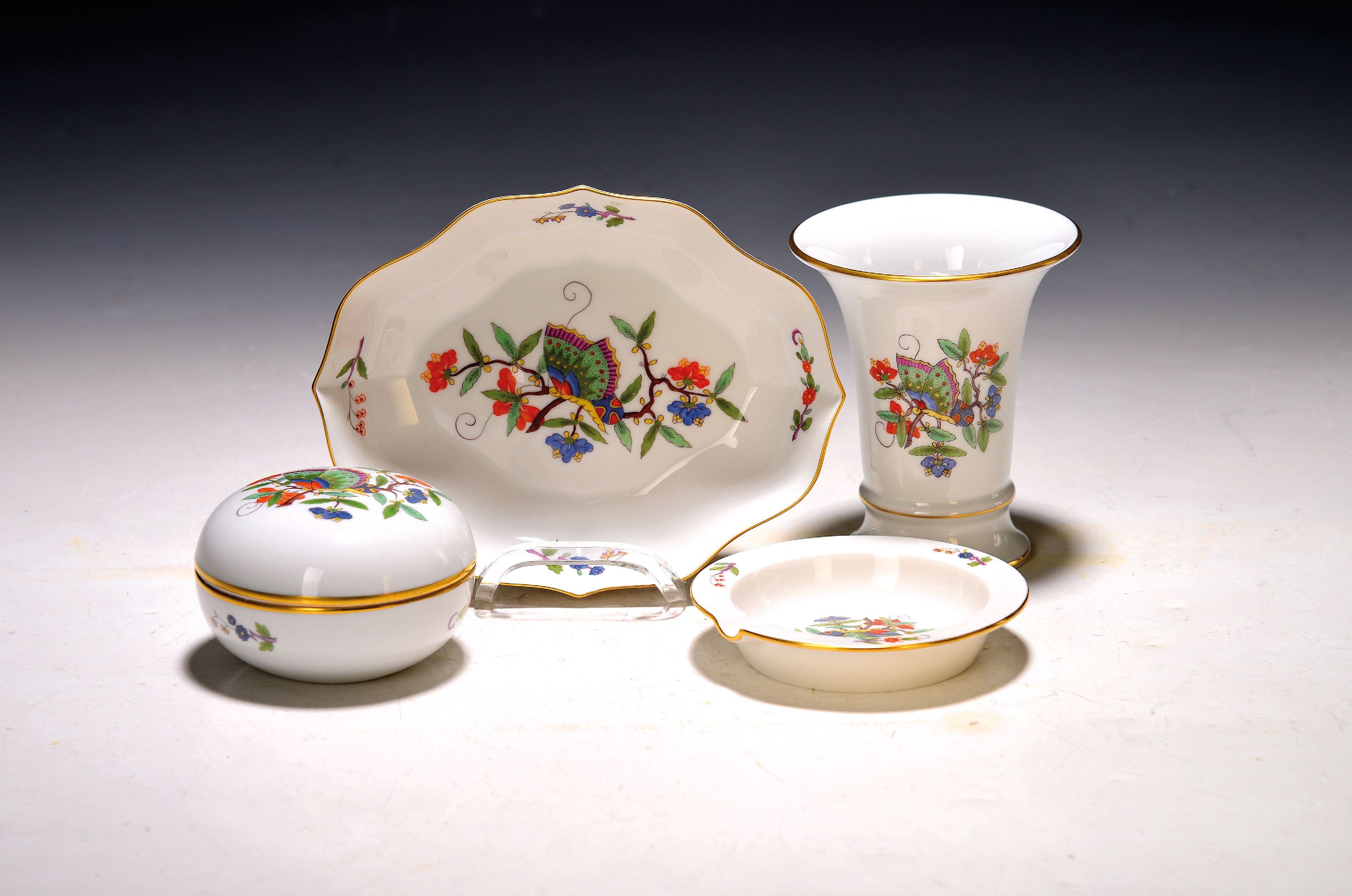 Image 27131991 - 4 Teile Porzellan, Meissen, 20. Jh., 1. Wahl, Kakiemondekor mit Schmetterling, ...