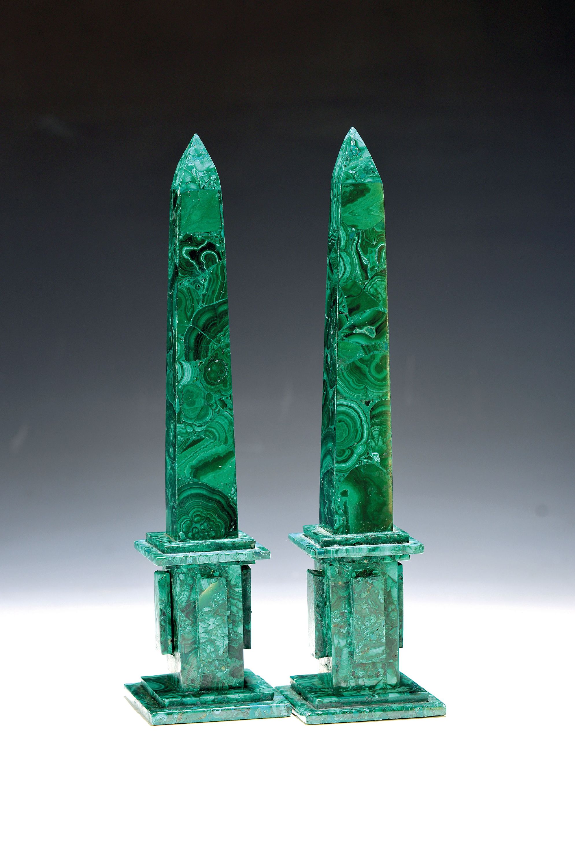Image 27132000 - Paar Obelisken aus Malachit, neuzeitlich, H. je ca. 29cm