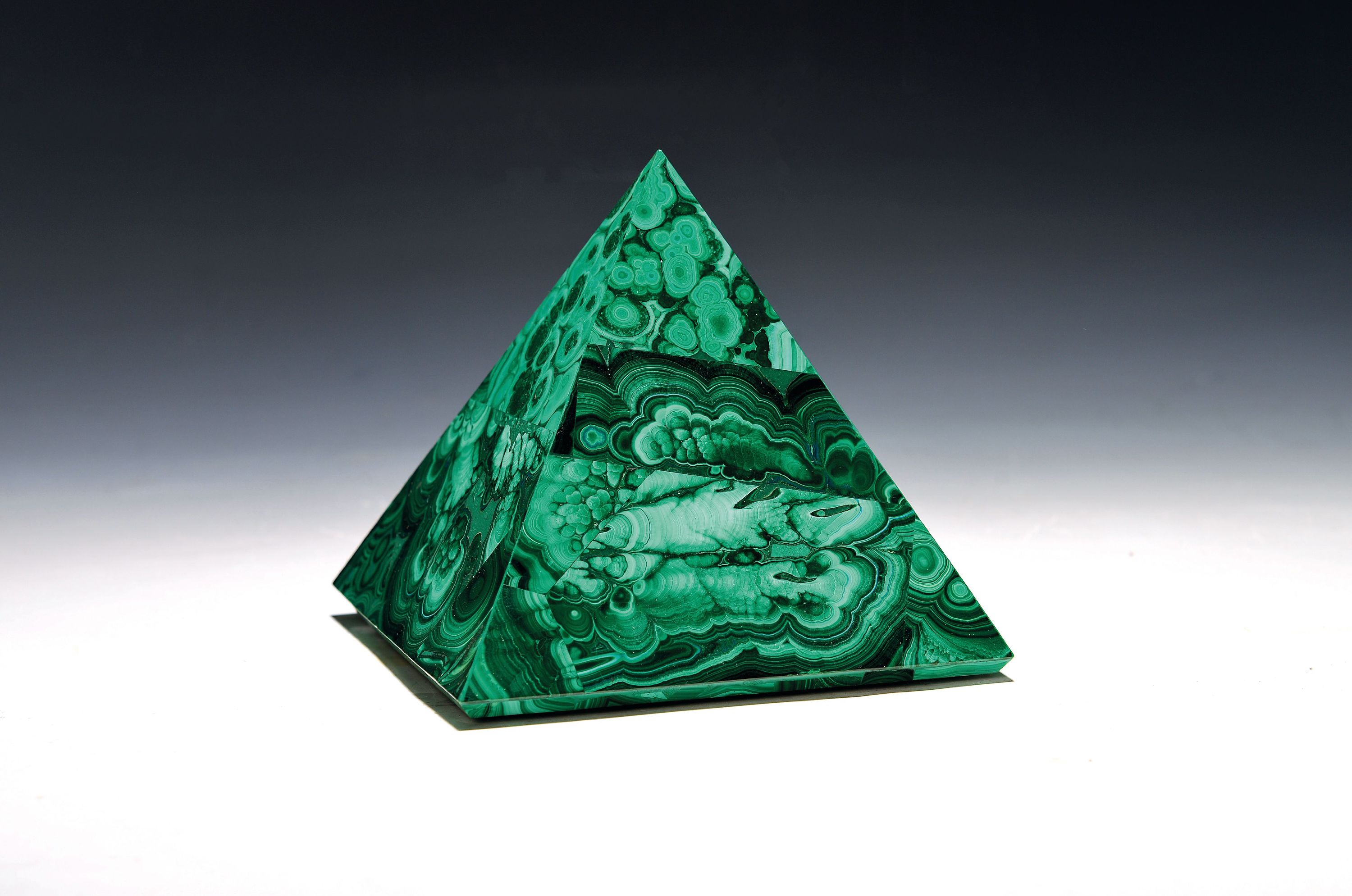 Image 27132007 - Pyramide aus Malachit, neuzeitlich, H. ca. 14.5cm
