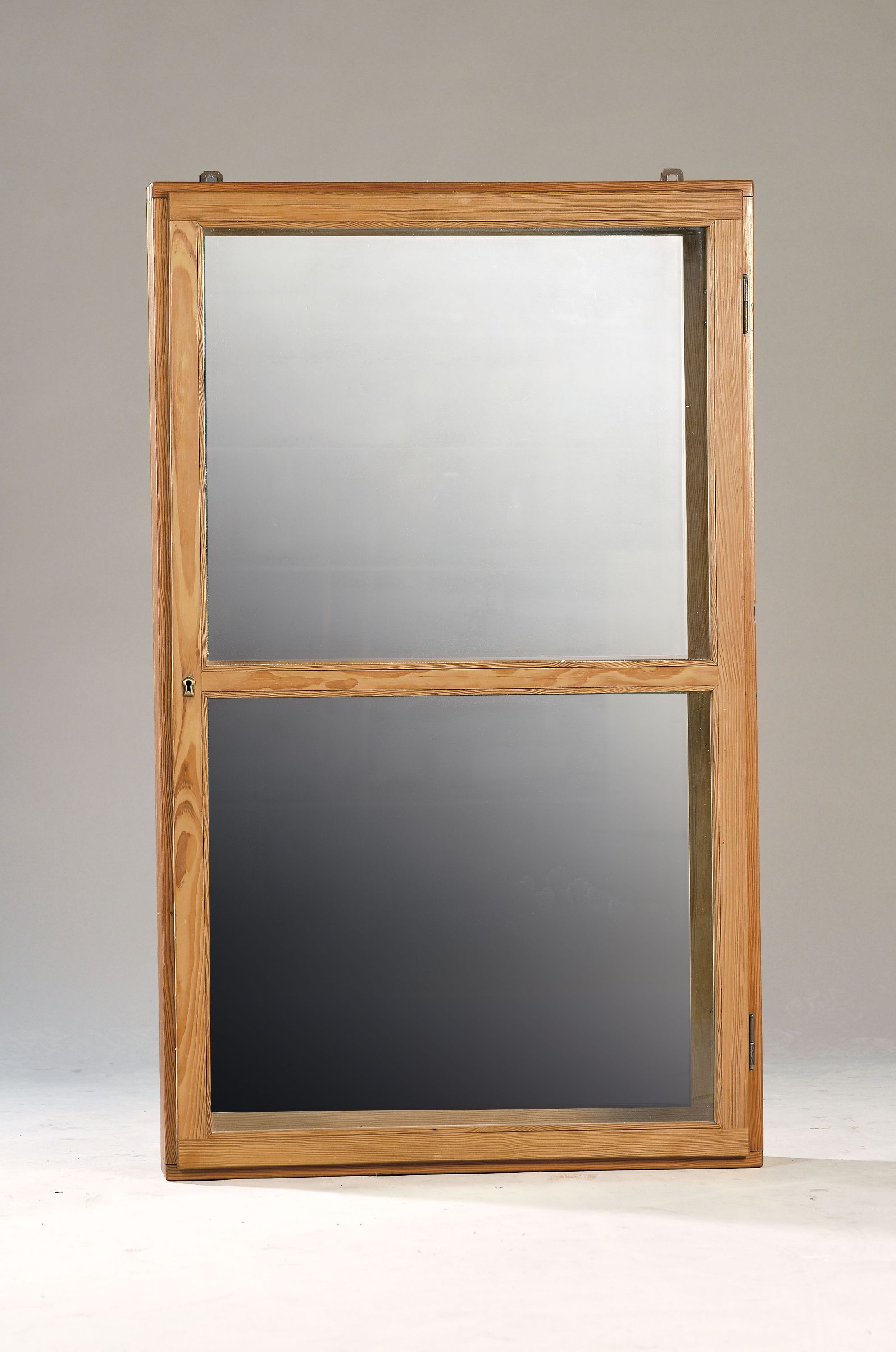 Image 27132038 - Große Schauvitrine, 20.Jh., Weichholz, innen Rückwand verspiegelt, mit ...