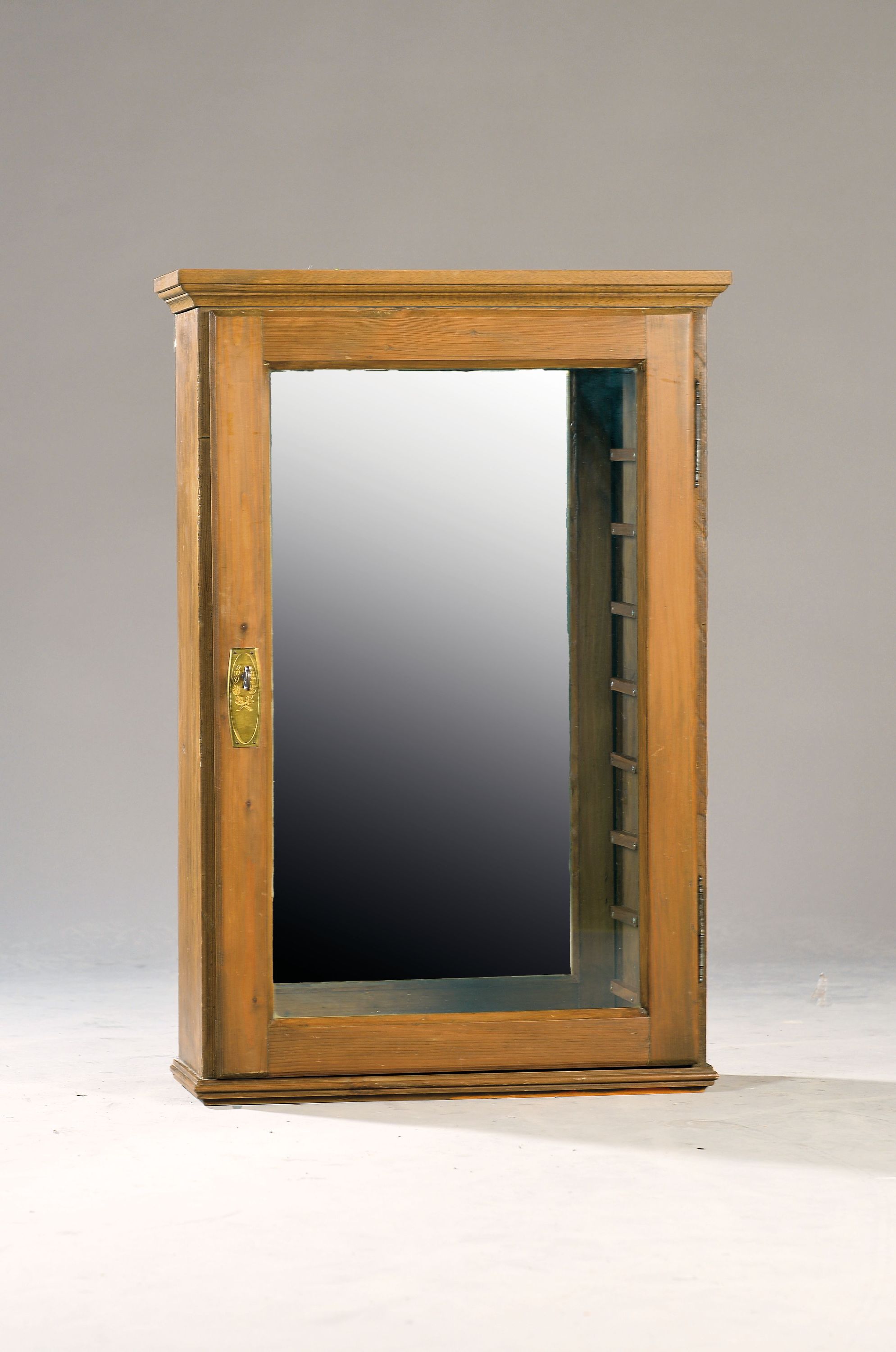 Image 27132040 - Schauvitrine, um 1900, Weichholz, eintürig verglast, Rückwand verspiegelt, mit ...