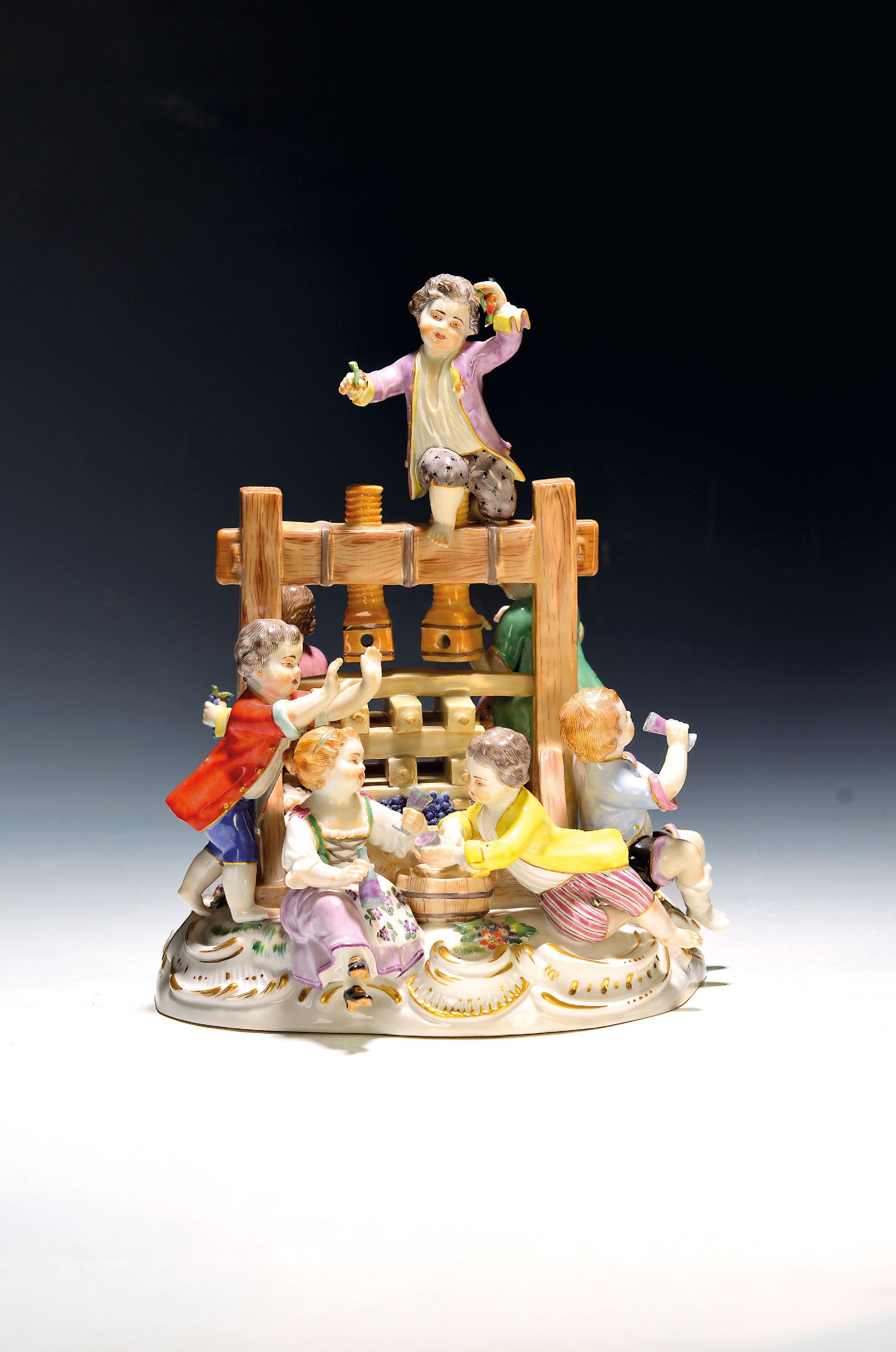 Image 27132114 - Große Porzellanfigurengruppe, Meissen, 20. Jh., 1. Wahl, große Weinkelter mit sieben ...