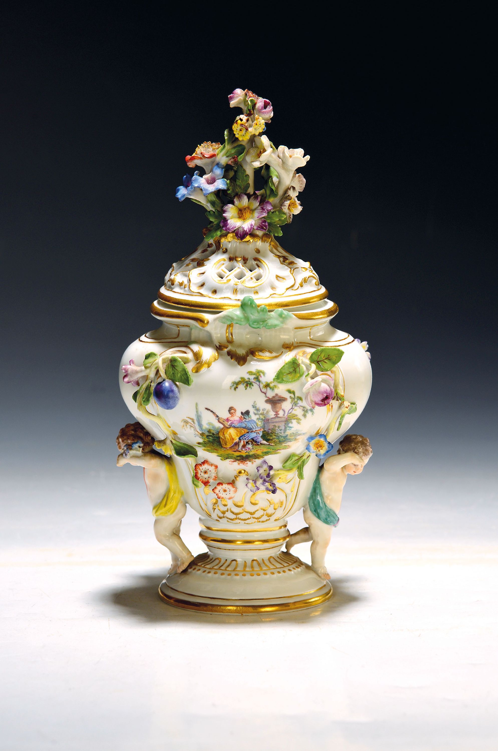 Image 27132115 - Kleine Potpourri-Vase, Meissen, um 1880-90, mit zwei vollplastischen Putten, Wandung ...