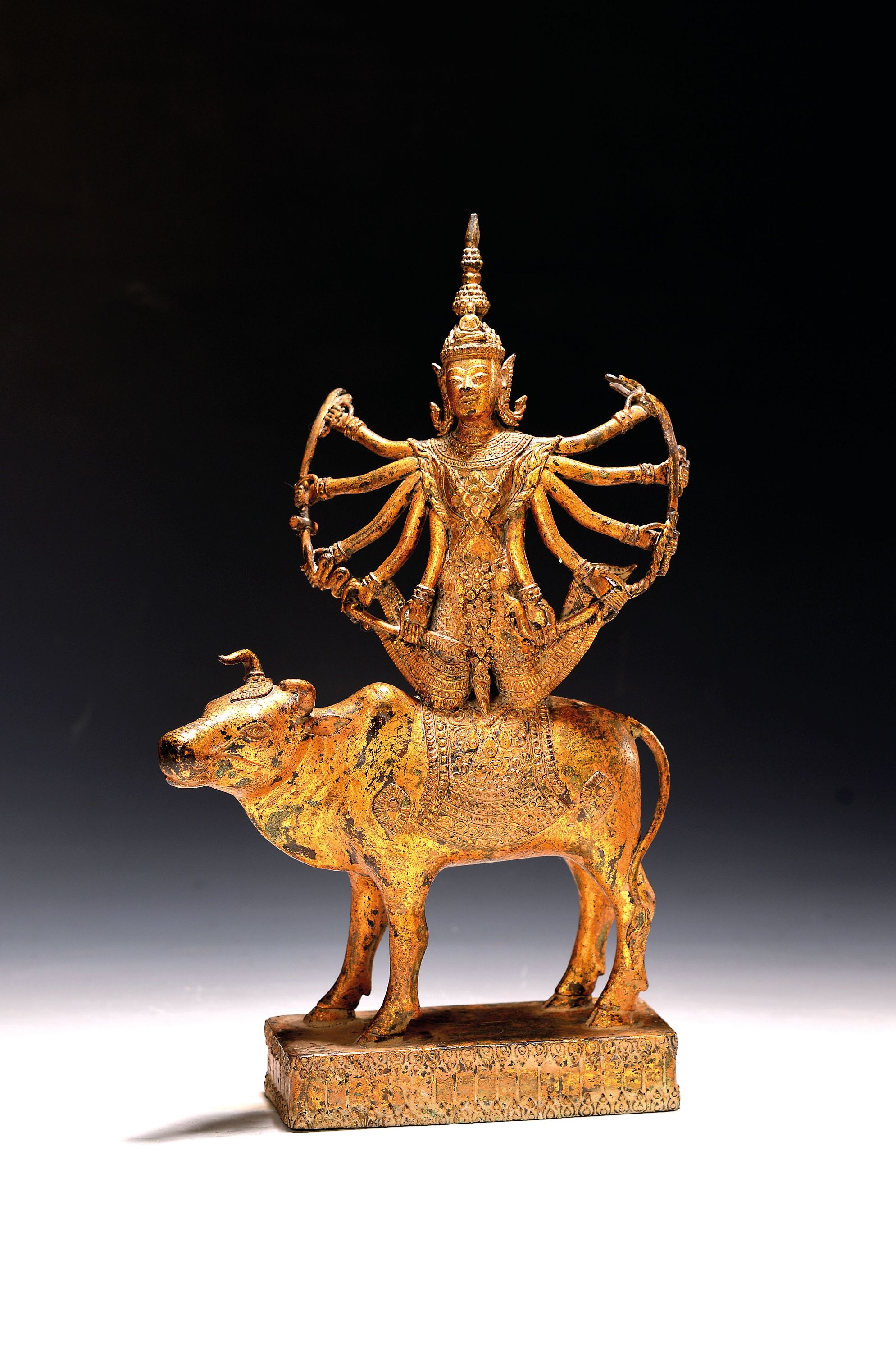 Image 27132116 - Skulptur Shiva, Thailand, 20.Jh., Gelbguss, vergoldet, Sjiva auf dem Stier Nandi, H. 34 ...