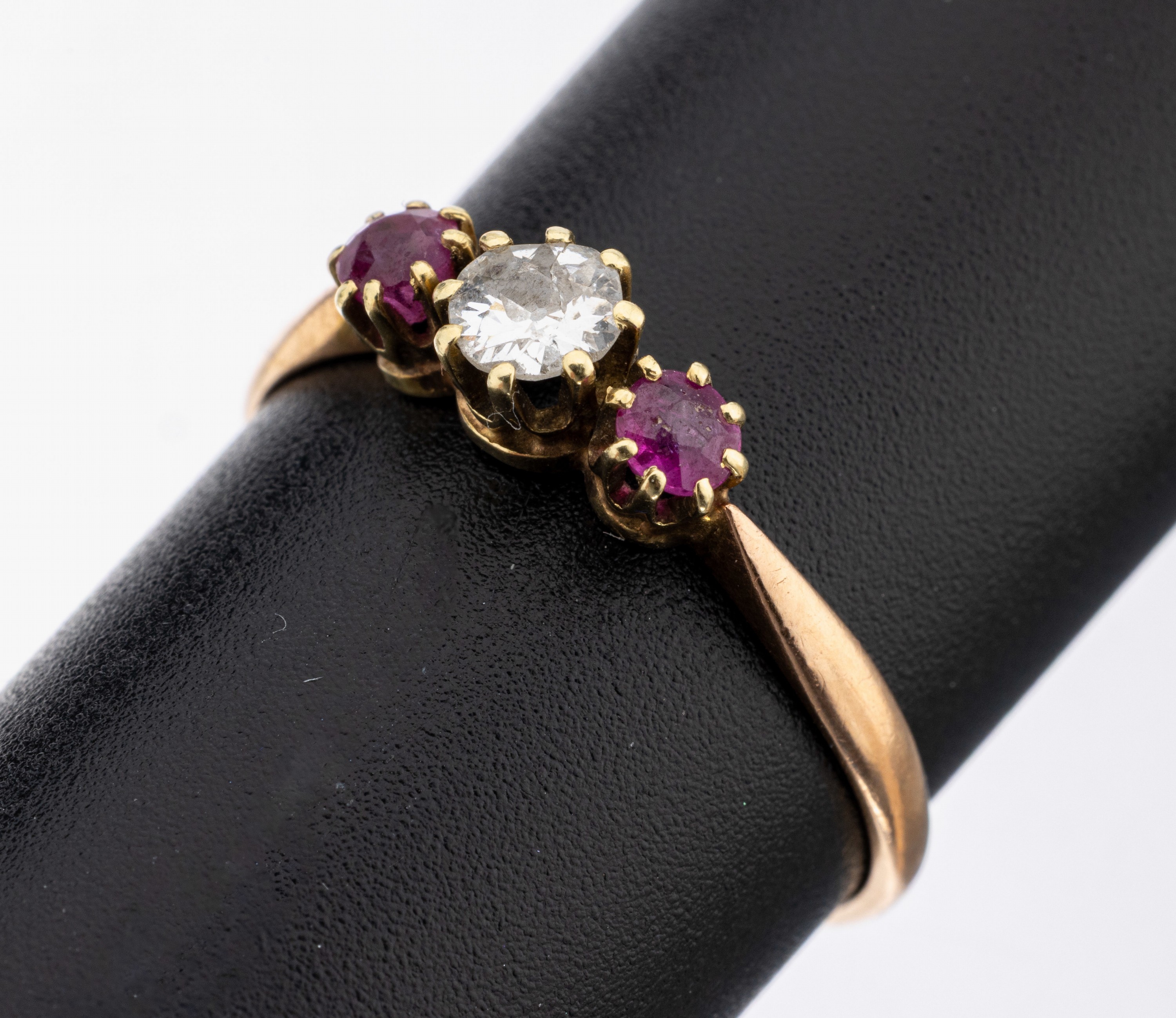 Image 27132132 - 14 kt Gold Diamant-Rubin-Ring, um 1880-90, GG 585/000, mittig Altschliffdiamant ca. ...