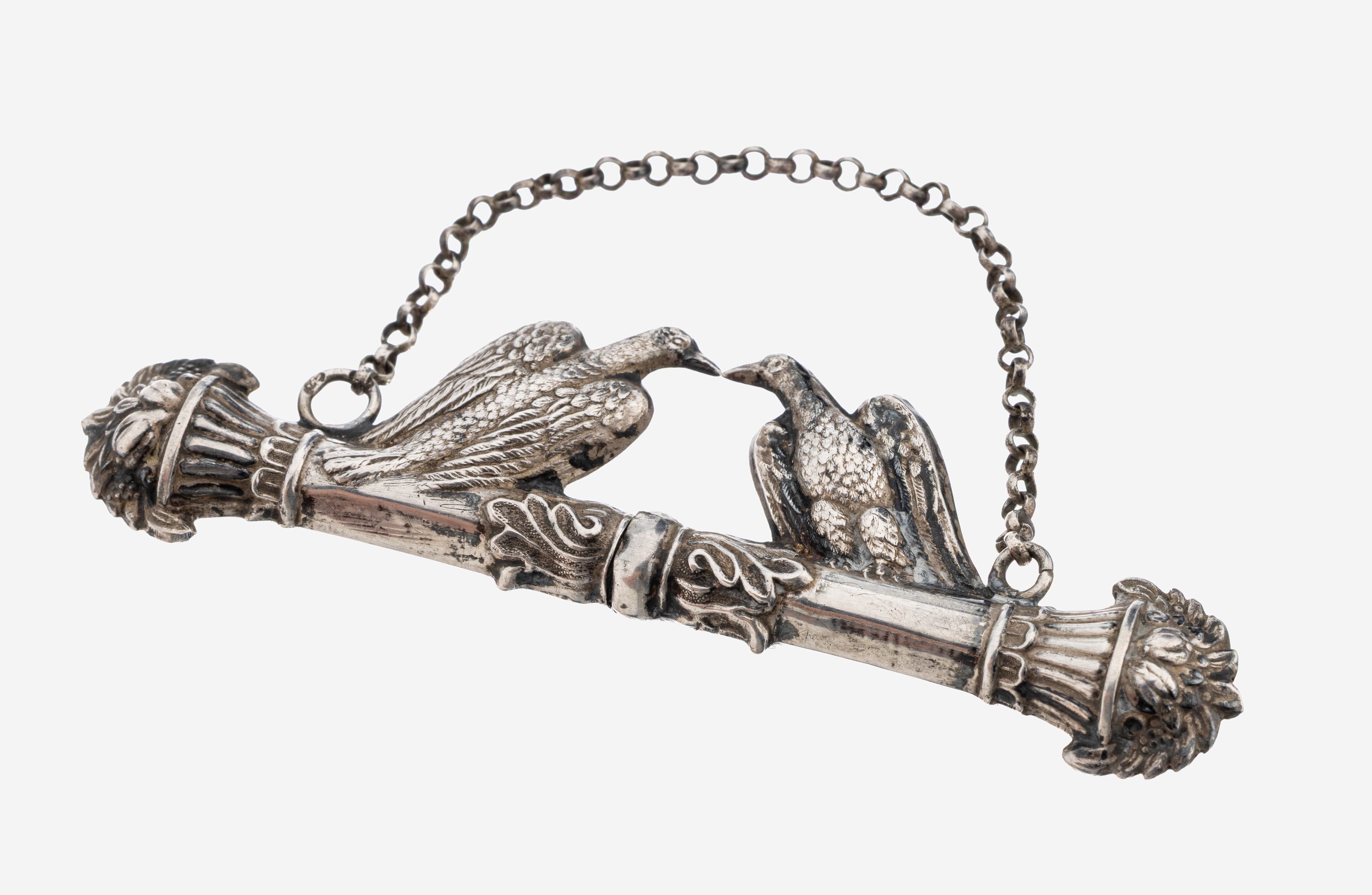 Image 27132162 - Nadelbehälter, wohl um 1830, 13-Lot Silber,Darstellung mit 2 Adlern, Enden mit ...