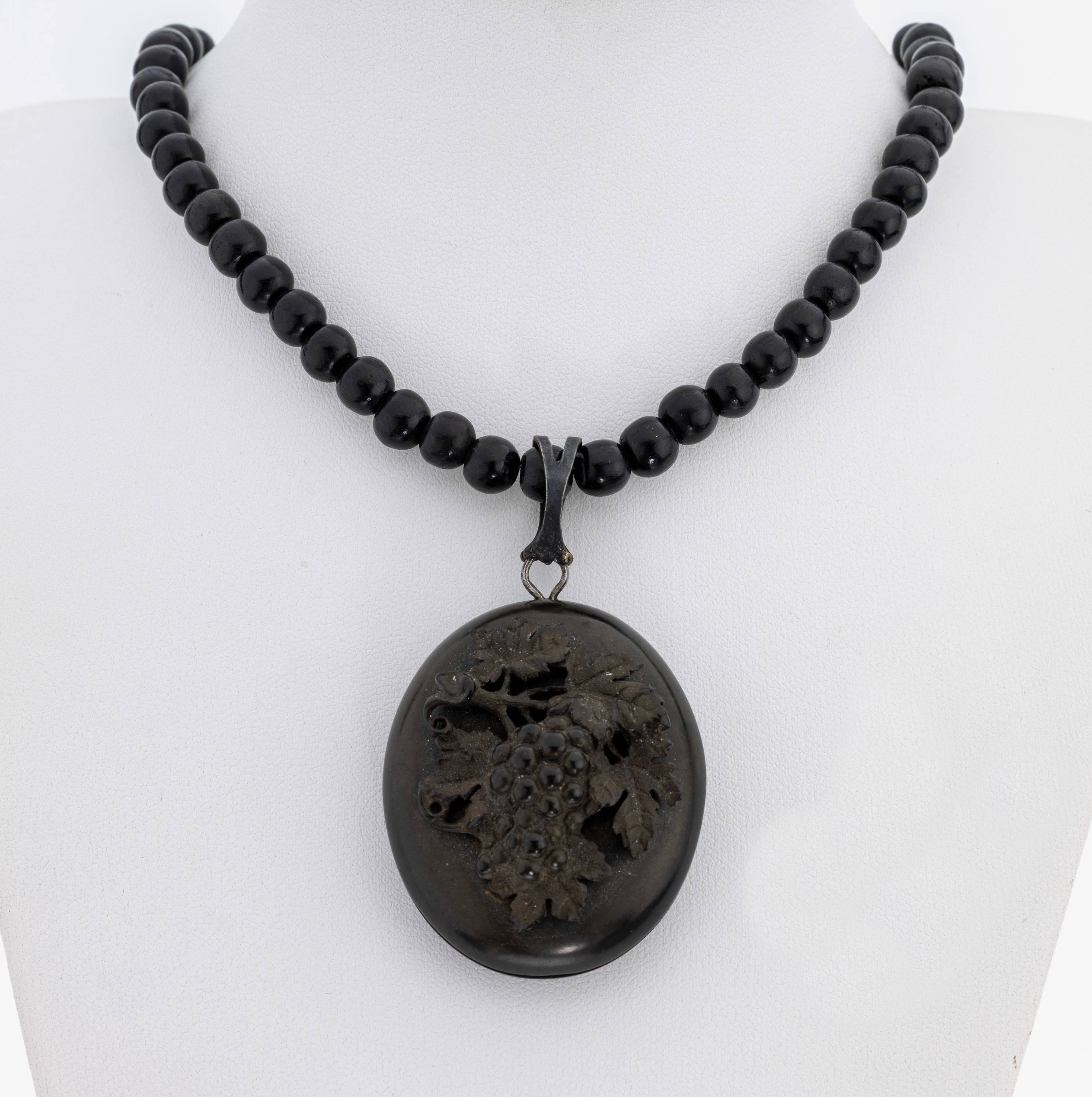 Image 27132163 - Medaillon-Anhänger, um 1890, Jet, ovale Grundform, Deckel mit plastischem ...