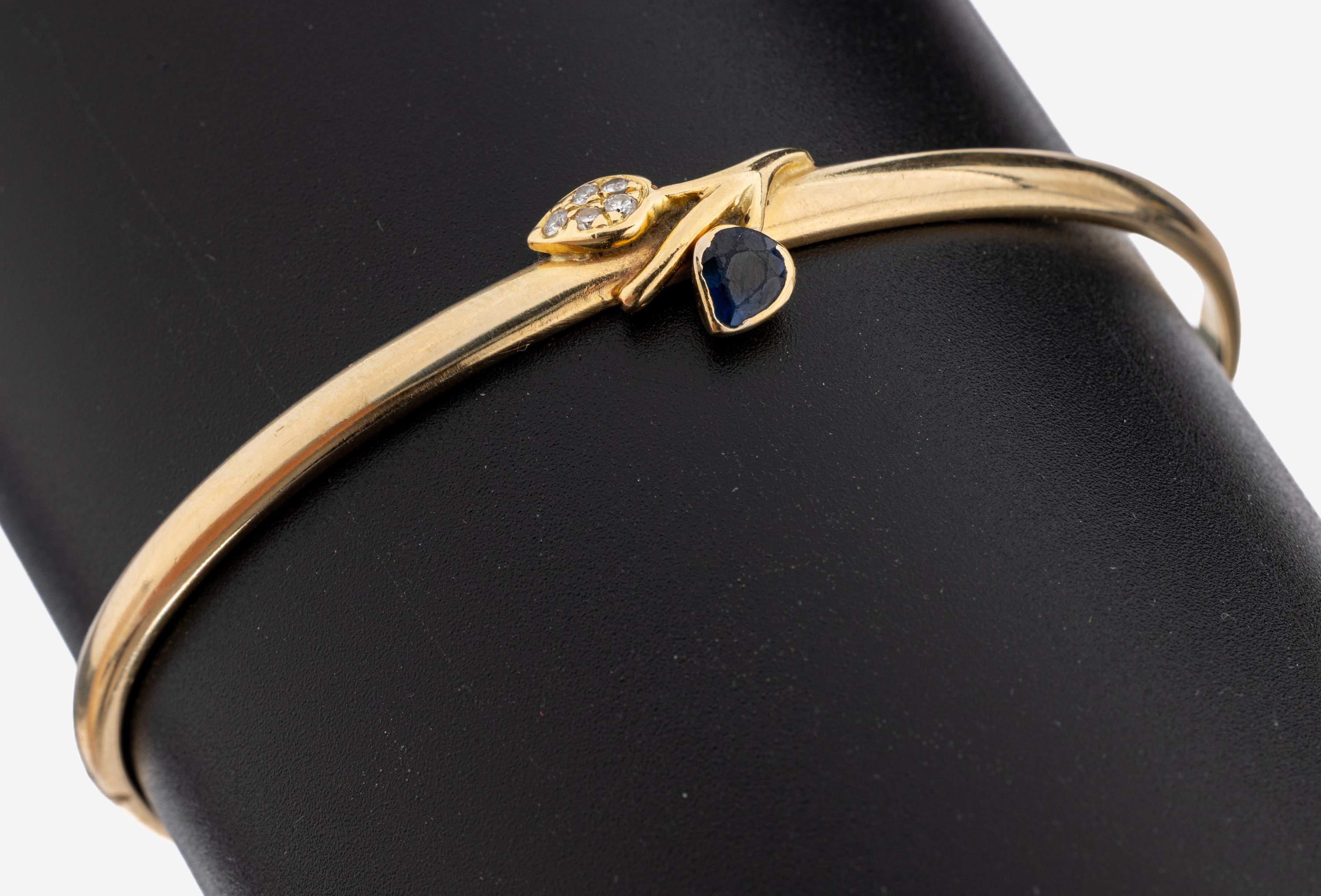 Image 27132173 - 14 kt gold sapphire-brilliant-bangle , YG 585/000, bevelled sapphire pear approx. 0.20 ...
