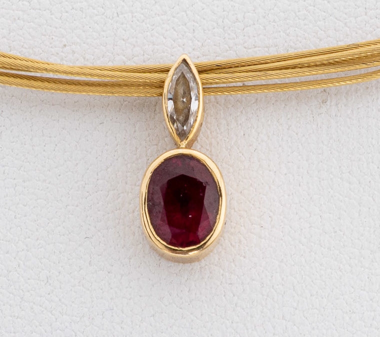Detail a: 14 kt Gold Rubin-Diamant-Anhänger, GG 585/000 gepr., ovalfacett. Rubin ca. 1.0 ct, Diamantnavette ca. 0.10 ct Weiß/si, an 5-rhg. Collier, L. ca. ...