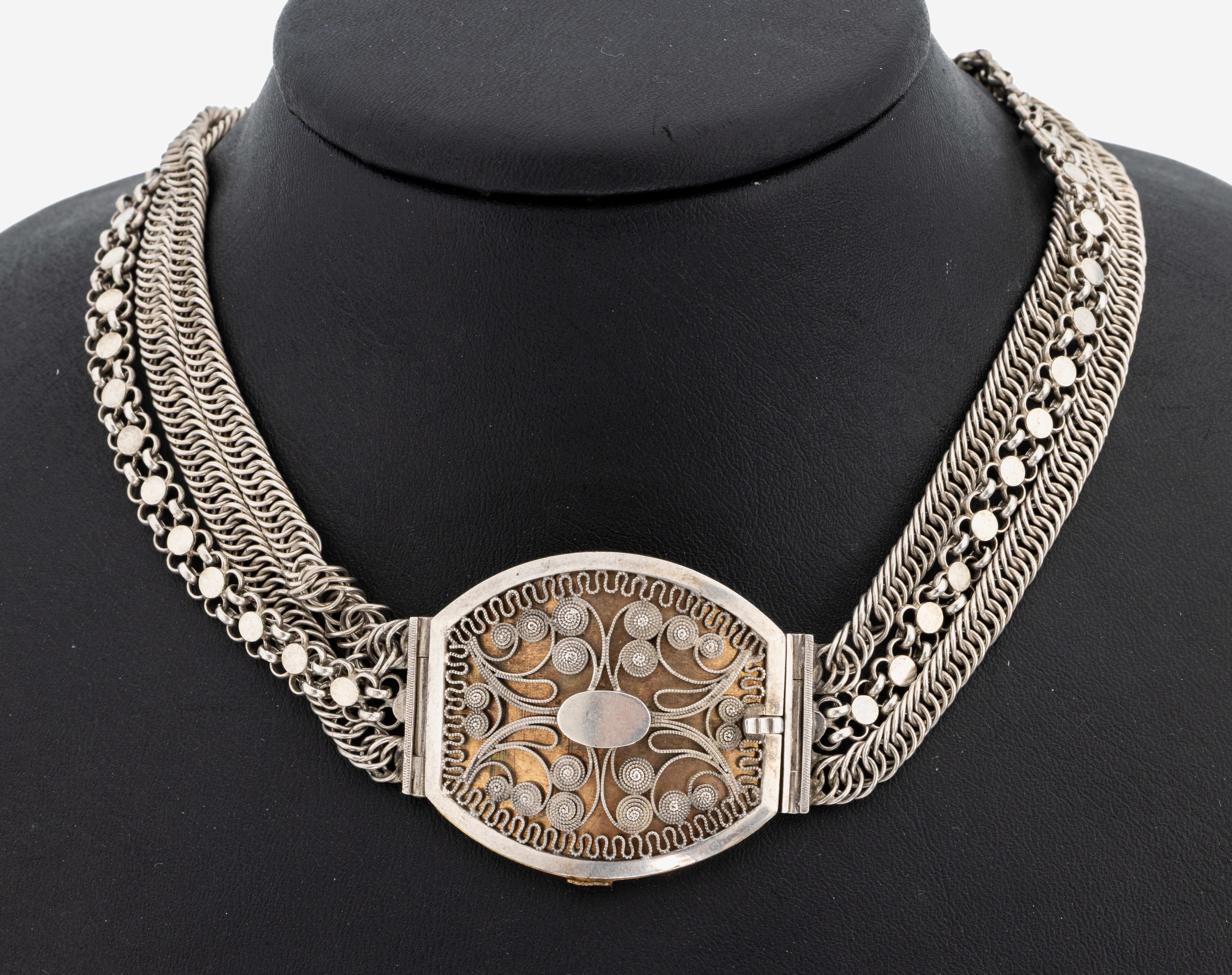 Image 27132175 - Trachten-Collier, norddeutsch, um 1880, Silber gepr., 3-rhg., L. ca. 36 cm, ovales ...