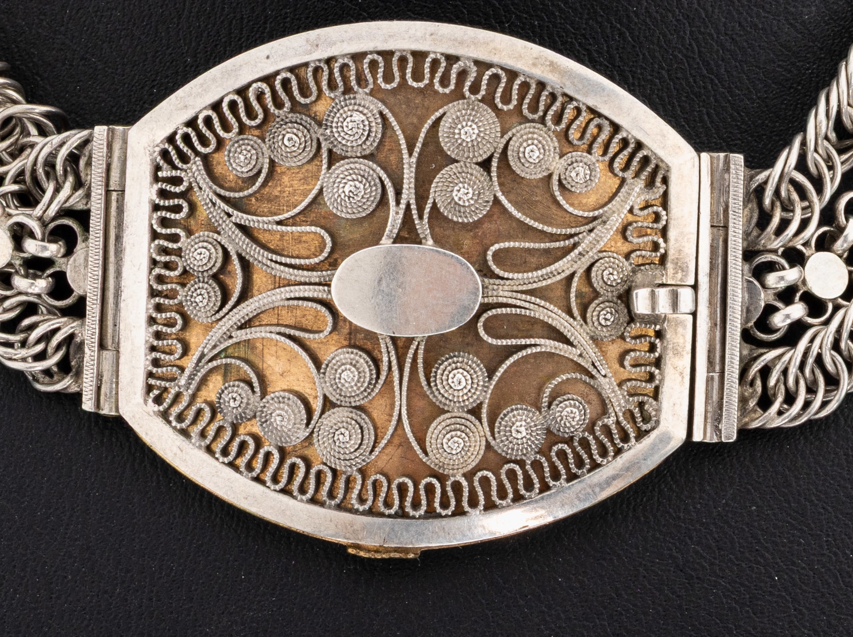Detail a: Trachten-Collier, norddeutsch, um 1880, Silber gepr., 3-rhg., L. ca. 36 cm, ovales Kastenschloss mit aufwendiger Filigranarbeit, ca. 53.5 g