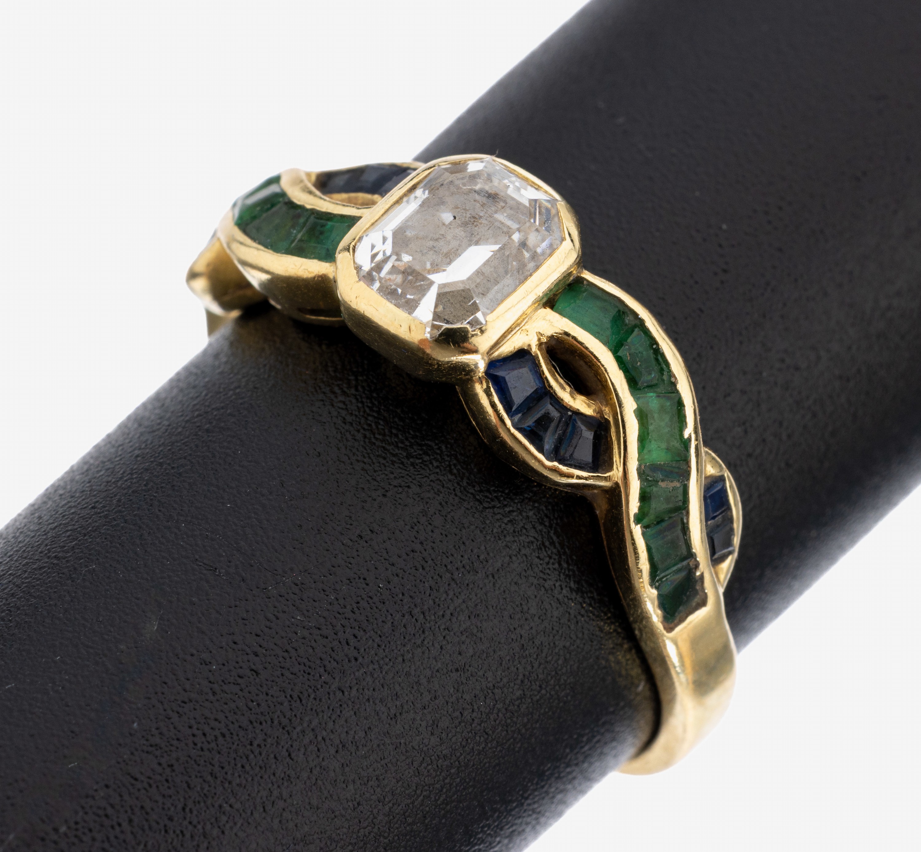 Image 27132180 - 18 kt Gold Diamant-Smaragd-Saphir-Ring, GG 750/000, mittig Diamantbaguette ca. 0.60 ct ...