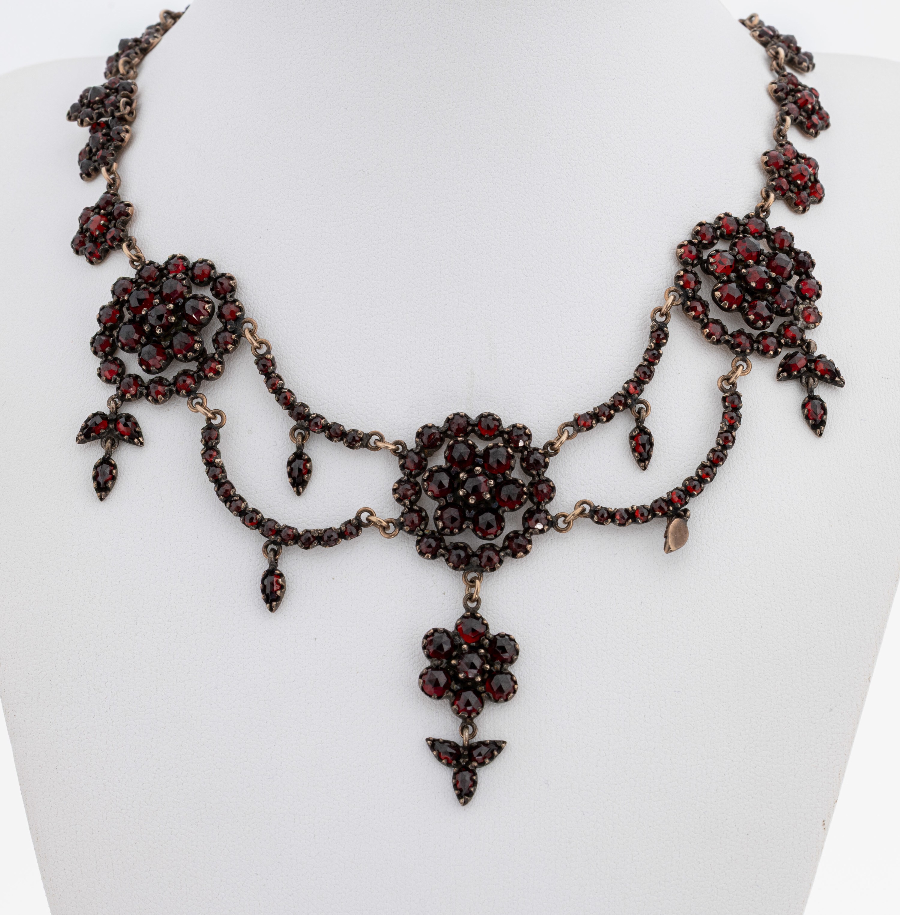 Image 27132196 - Prunkvolles Granat-Collier, um 1880, 800er Silber rotverg., blütenf. Glieder, ...