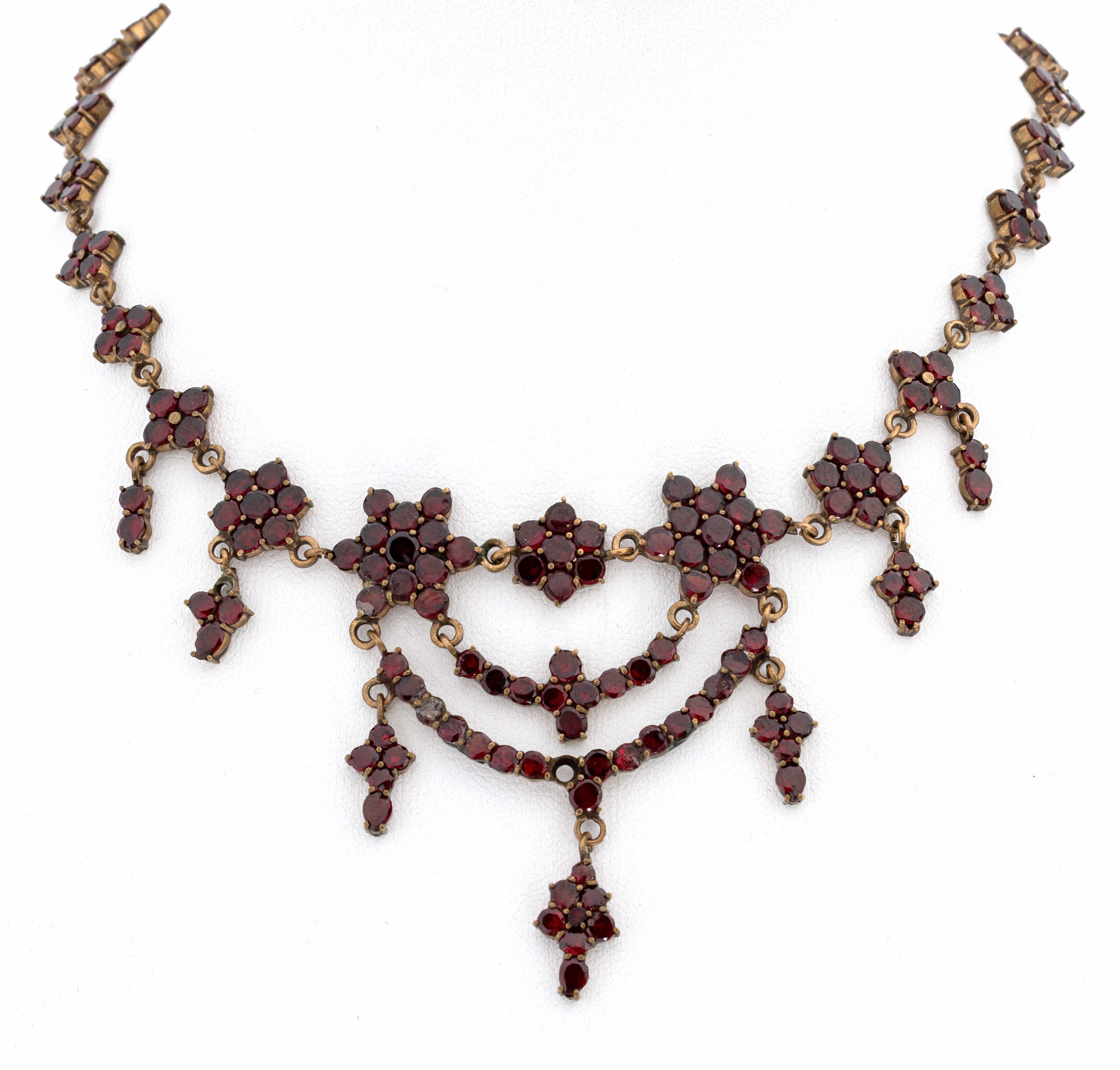 Image 27132197 - Granat-Collier, um 1880, Tombak verg., blütenf. Glieder, Mitteil mit Girlanden und ...