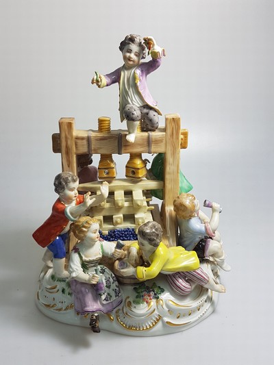 27132114a - Große Porzellanfigurengruppe, Meissen, 20. Jh., 1. Wahl, große Weinkelter mit sieben ...
