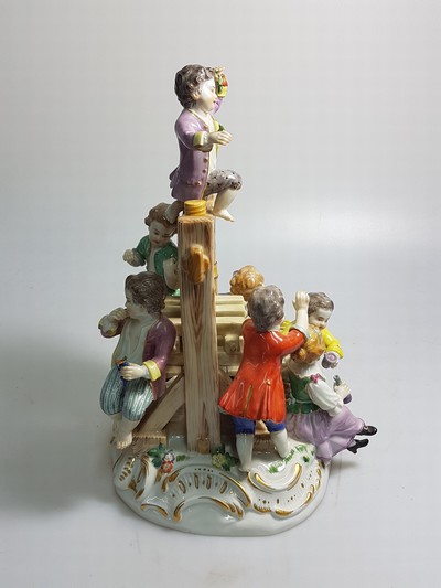 27132114b - Große Porzellanfigurengruppe, Meissen, 20. Jh., 1. Wahl, große Weinkelter mit sieben ...