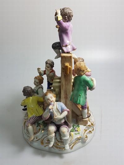 27132114d - Große Porzellanfigurengruppe, Meissen, 20. Jh., 1. Wahl, große Weinkelter mit sieben ...