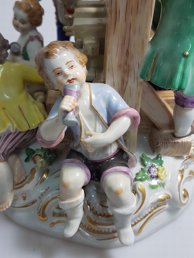 27132114e - Große Porzellanfigurengruppe, Meissen, 20. Jh., 1. Wahl, große Weinkelter mit sieben ...