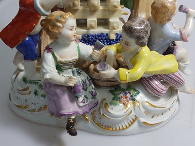 27132114f - Große Porzellanfigurengruppe, Meissen, 20. Jh., 1. Wahl, große Weinkelter mit sieben ...