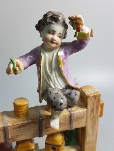 27132114g - Große Porzellanfigurengruppe, Meissen, 20. Jh., 1. Wahl, große Weinkelter mit sieben ...