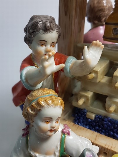 27132114h - Große Porzellanfigurengruppe, Meissen, 20. Jh., 1. Wahl, große Weinkelter mit sieben ...