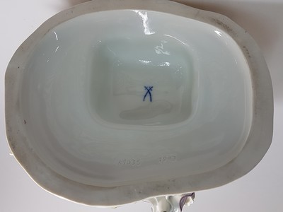 27132114j - Große Porzellanfigurengruppe, Meissen, 20. Jh., 1. Wahl, große Weinkelter mit sieben ...