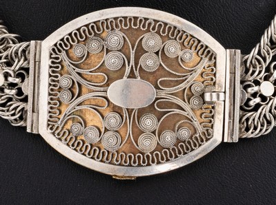 27132175a - Trachten-Collier, norddeutsch, um 1880, Silber gepr., 3-rhg., L. ca. 36 cm, ovales ...