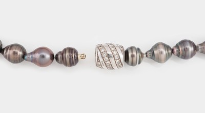 Image 27132181a - 18 kt Gold Schoeffel Brillant Schließe an Perl -Collier, WG 750/000, 34 tropfenf. ...