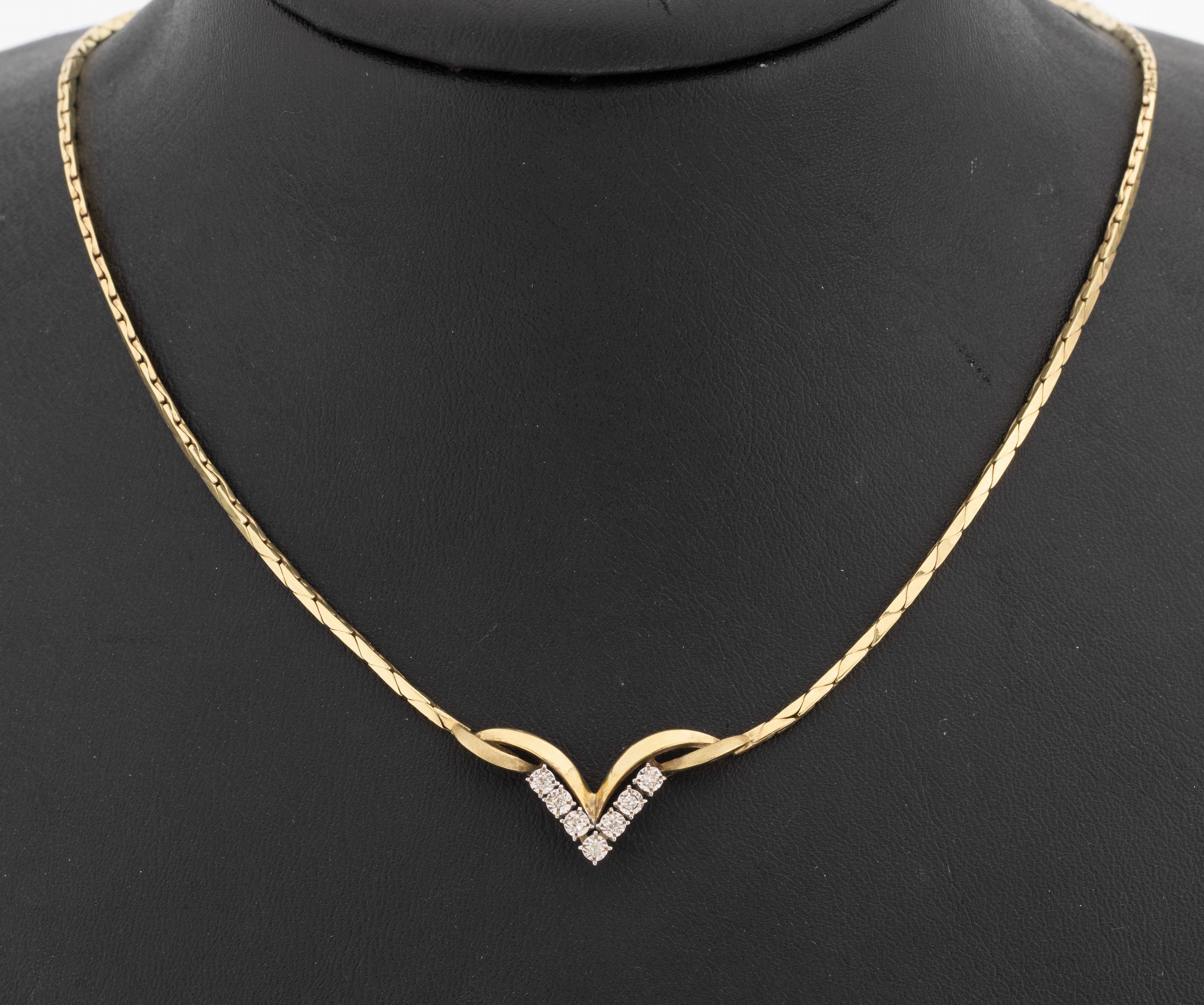 Image 27132200 - 14 kt Gold Diamant-Collier, GG/WG 585/000, geschwungenes Mittelteil mit 7 in WG ...