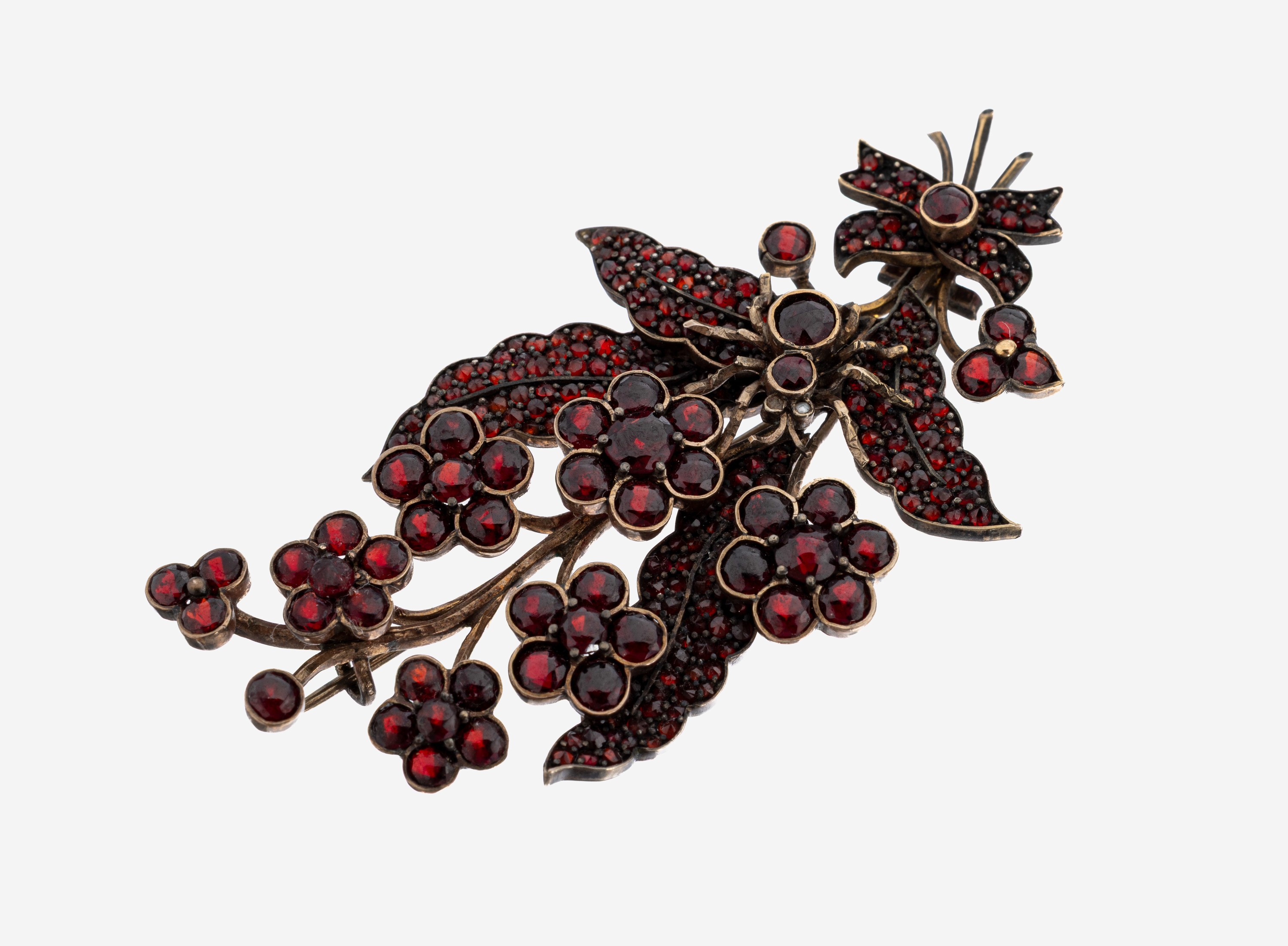 Image 27132203 - Granat-Brosche, um 1880-1900, Metall verg.,florale Gestaltung mit Insekt, Granate, ...