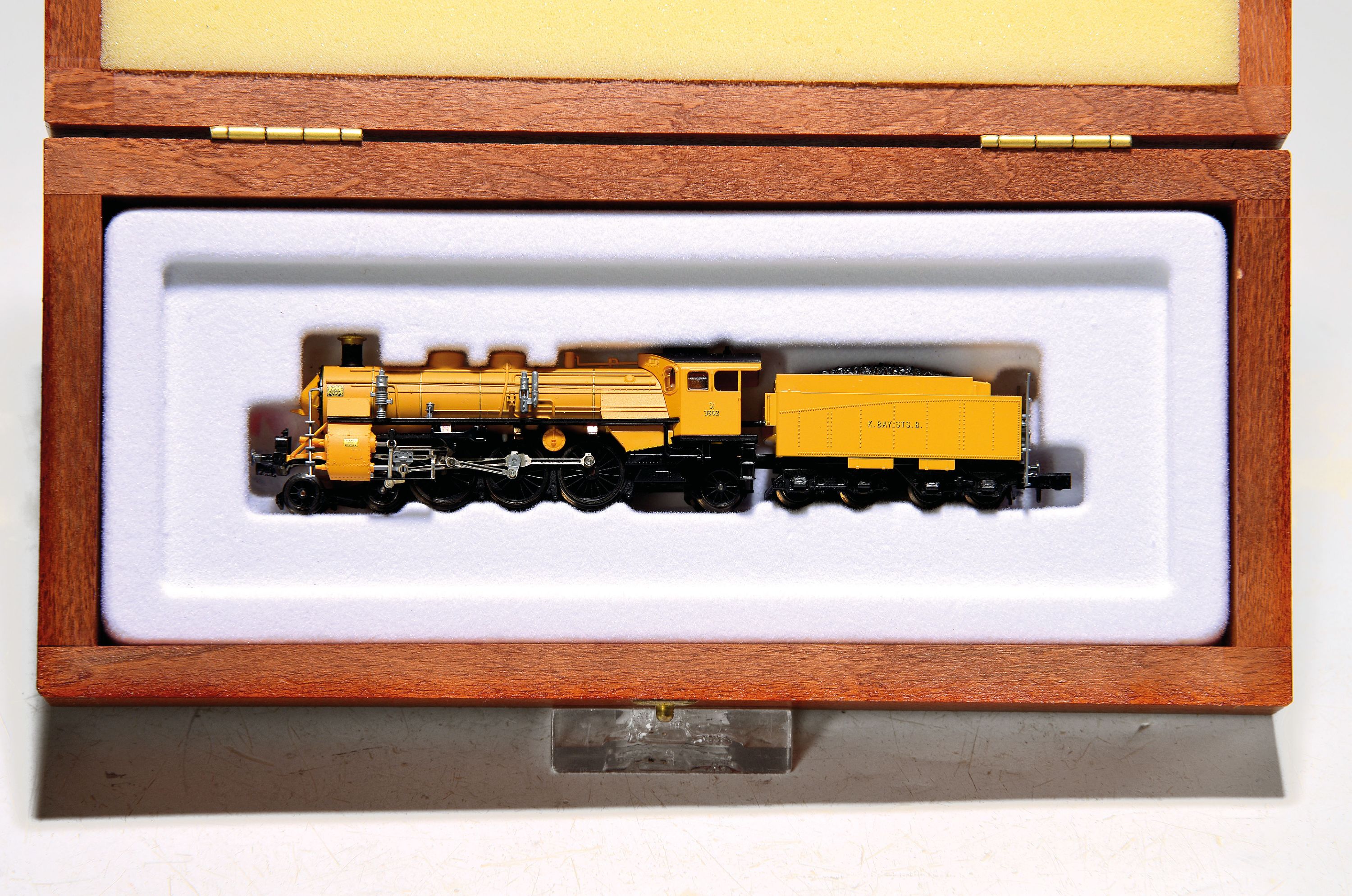 Image 27132215 - Modelleisenbahn Spur N, Dampflok 2547, Arnold, analog, ockerfarbene Schnellzug ...