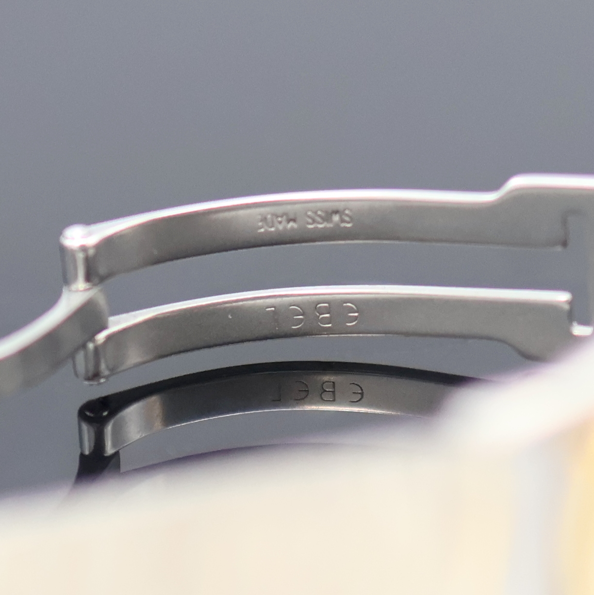 Detail e: EBEL Sportwave Armbanduhr Referenz 1187141, Schweiz um 1995, quarz, Edelstahl Stülpgeh. inkl. orig. Wellengliederband m. Faltschl., 18k Goldlünette ...