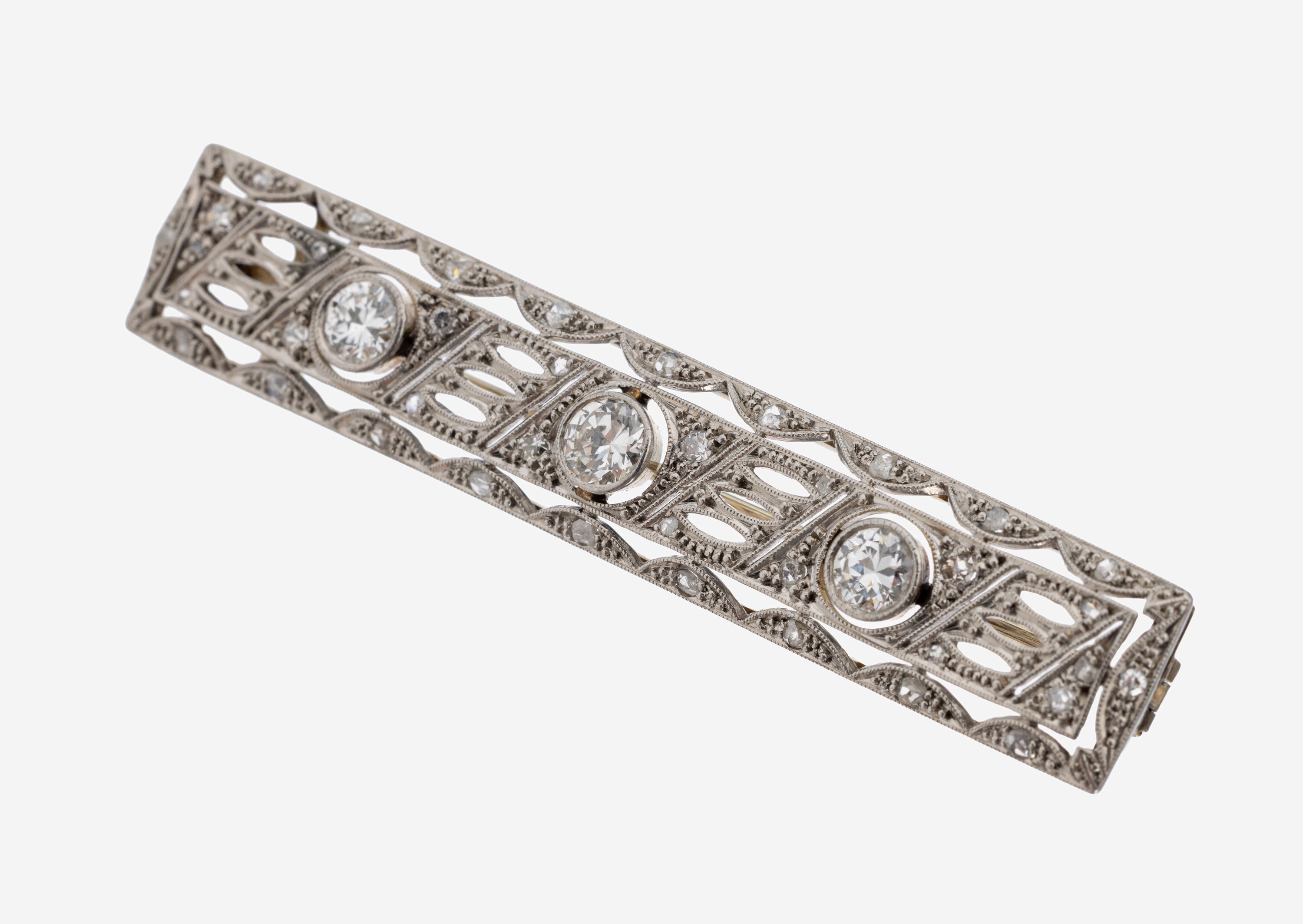 Image 27132347 - 14 kt Gold Art Deco Diamant-Brosche, um 1930, WG 585/000 gepr., rechteckige Grundform, ...
