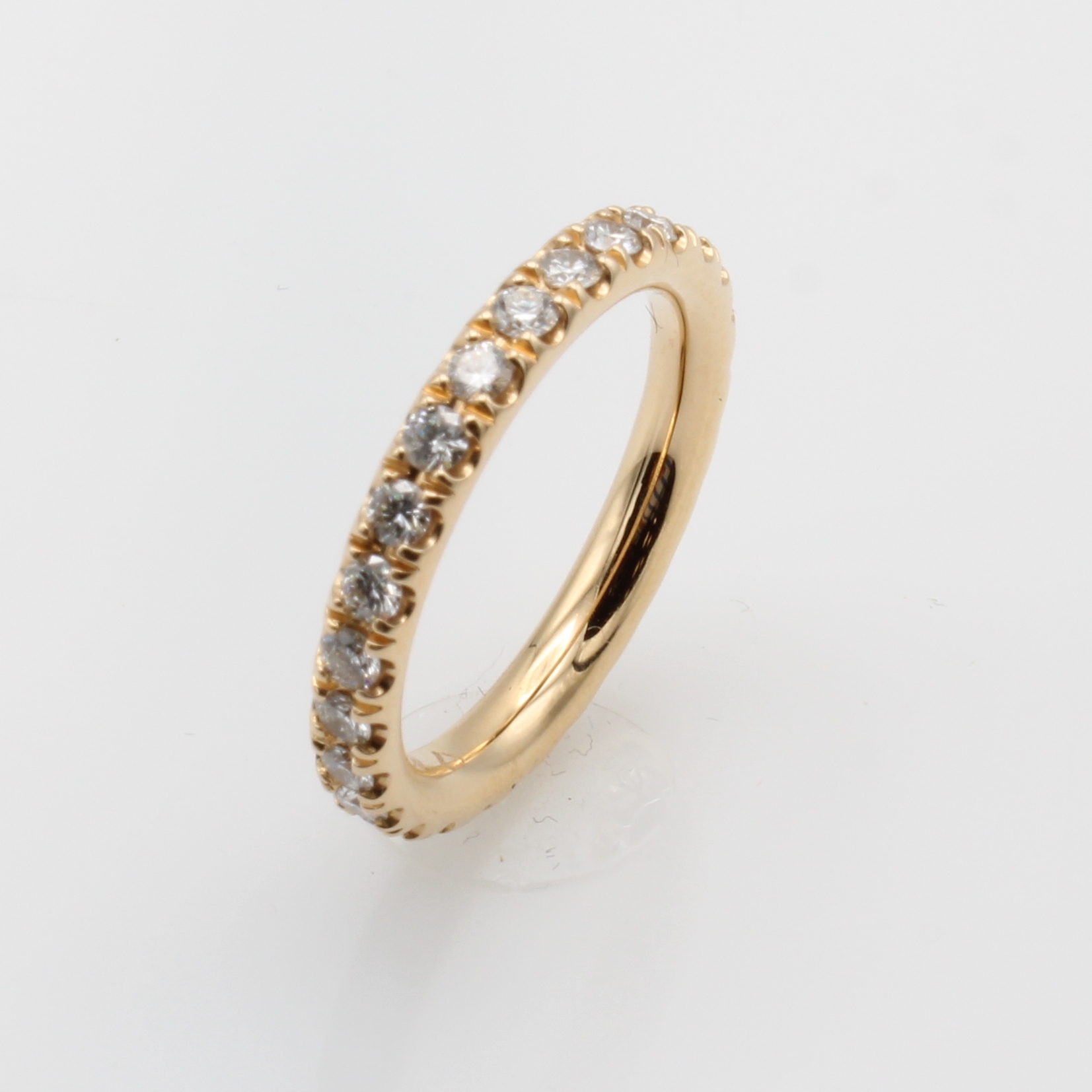 Image 27132372 - Ring mit Brillanten, RG 750/000, 26 Brill. rundum bes. zus. ca. 0.91 ct Weiß/si, RW. ...