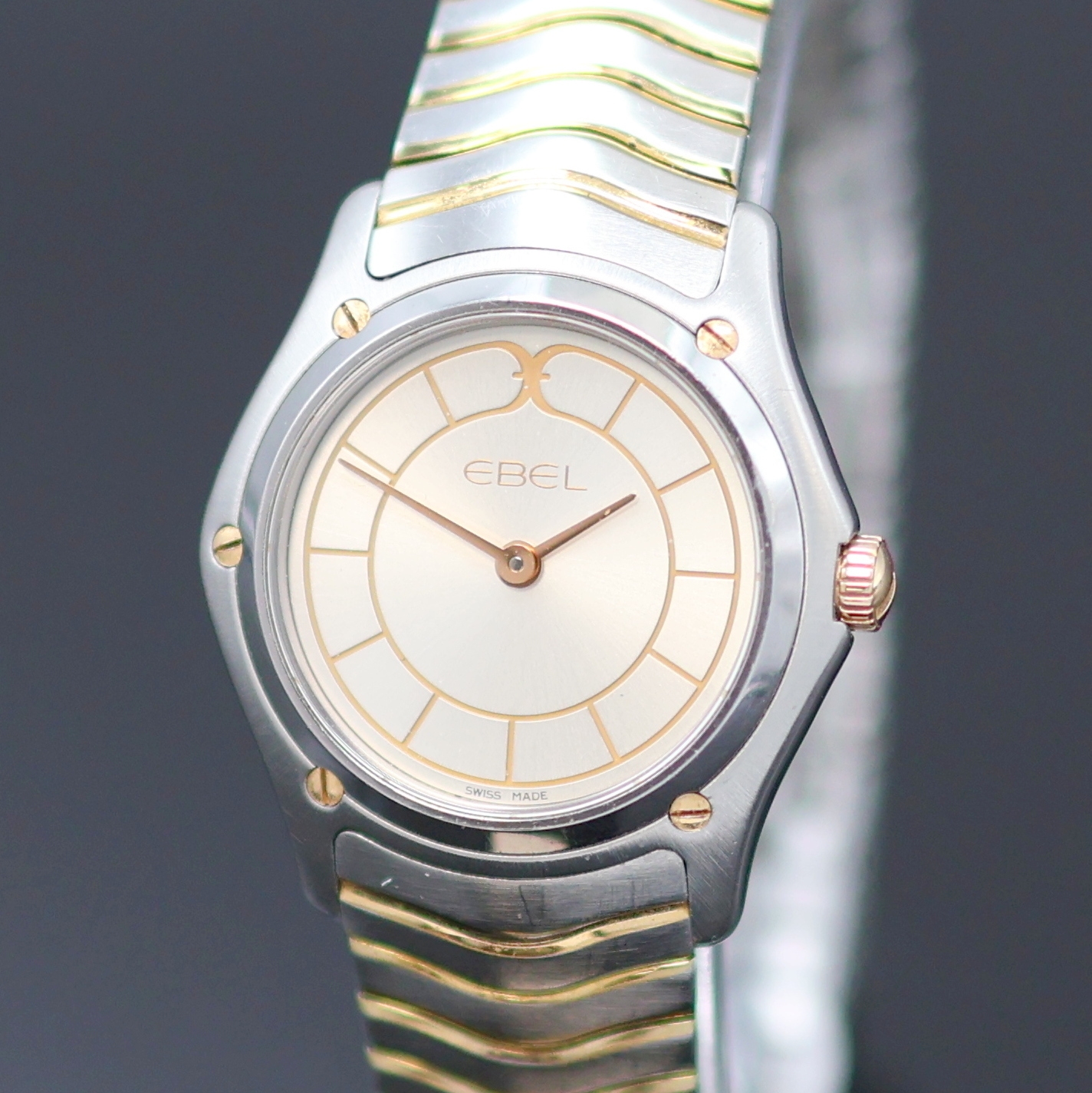 Detail a: EBEL Classic Damenarmbanduhr Referenz 1256F25, Schweiz um 2000, quarz, Stülpgeh. Edelstahl inkl. orig. Wellengliederband m. dopp. Faltschl., ...