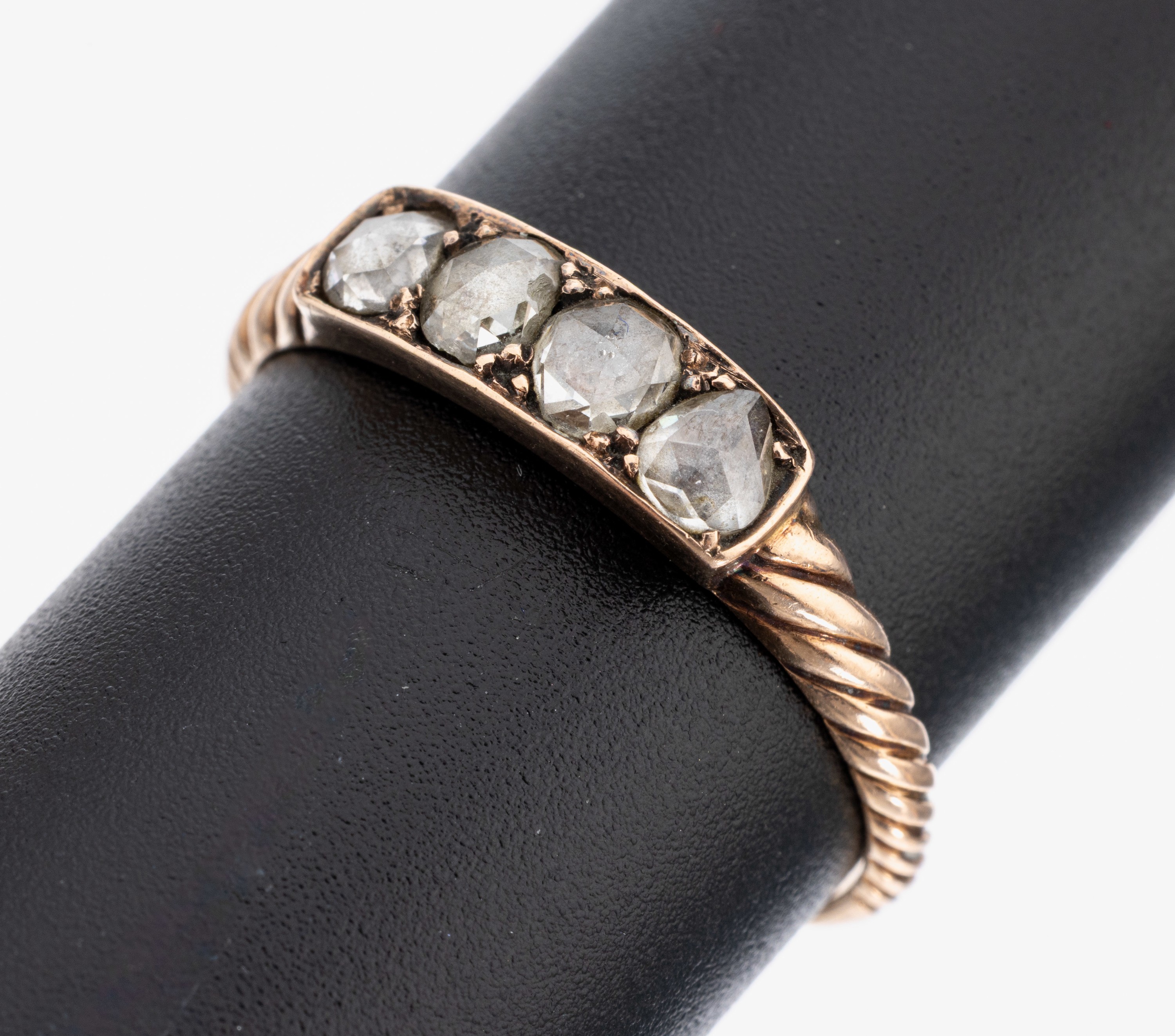 Image 27132404 - 14 kt Gold Diamant-Ring, um 1880-90, RG 585/000, Ringschultern gerillt, 4 Diamantrosen ...