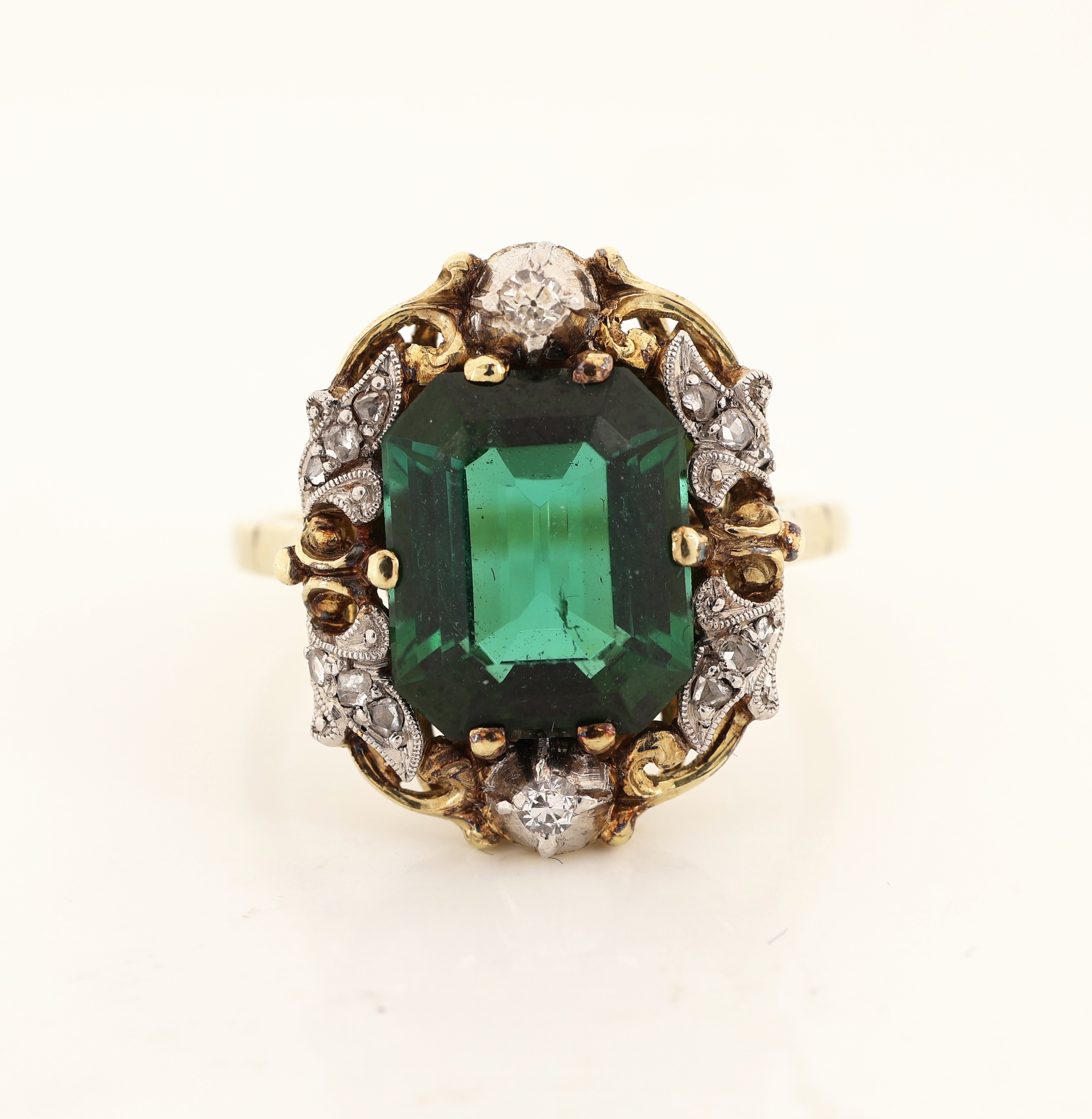 Detail a: 14 kt Gold Turmalin-Diamant-Ring, 1950er-60er Jahre, GG/WG 585/000, mittig Turmalin im Treppenschliff ca. 3.40 ct, schöne Farbe, 2 8/8-Diamanten ...