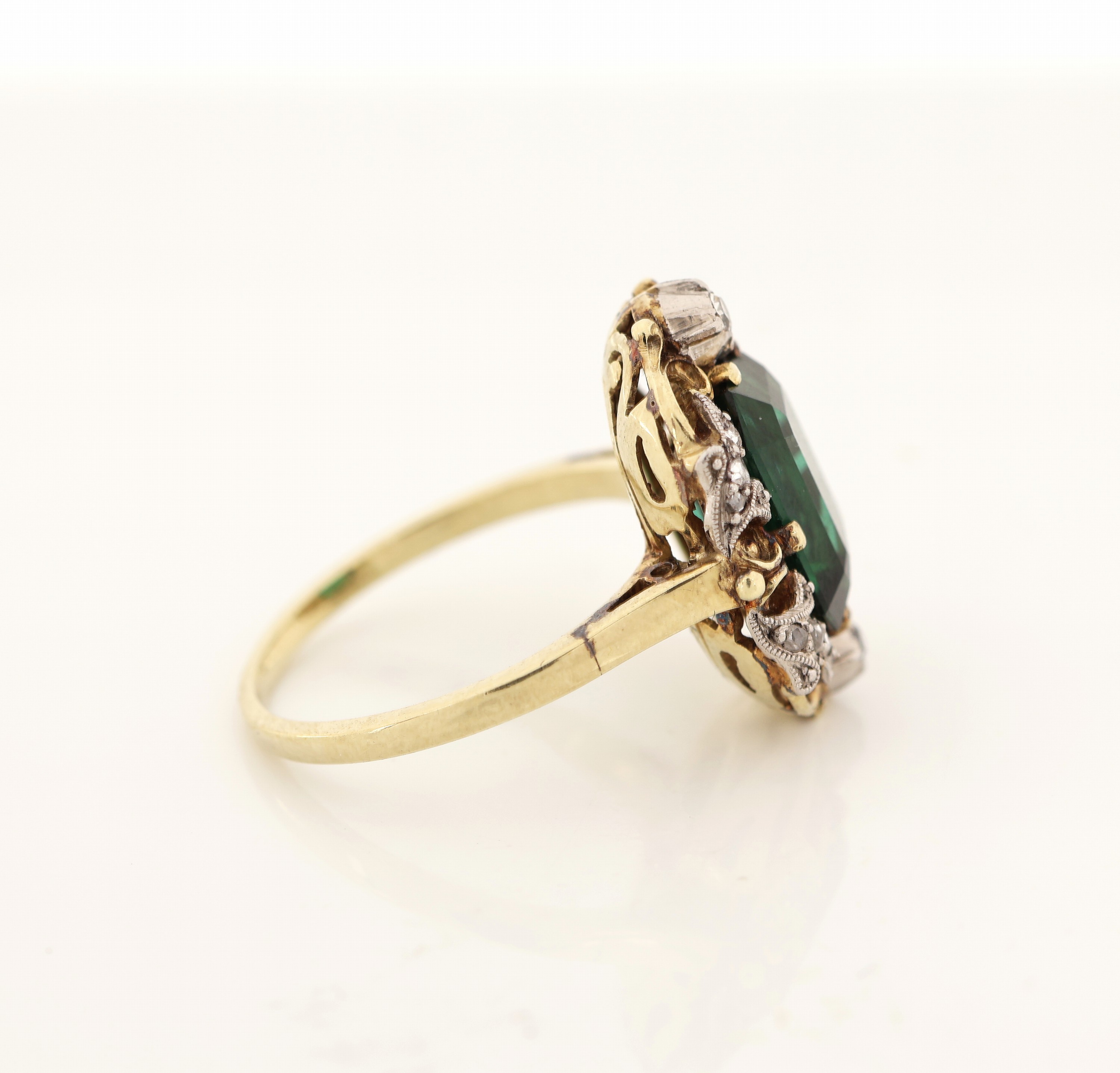 Detail b: 14 kt Gold Turmalin-Diamant-Ring, 1950er-60er Jahre, GG/WG 585/000, mittig Turmalin im Treppenschliff ca. 3.40 ct, schöne Farbe, 2 8/8-Diamanten ...