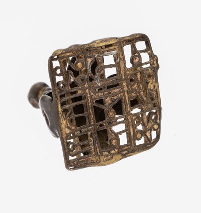 27132483a - Amulett-Anhänger, wohl Westafrika, 1850-1930, Bronze, durchbrochen, quadratische ...