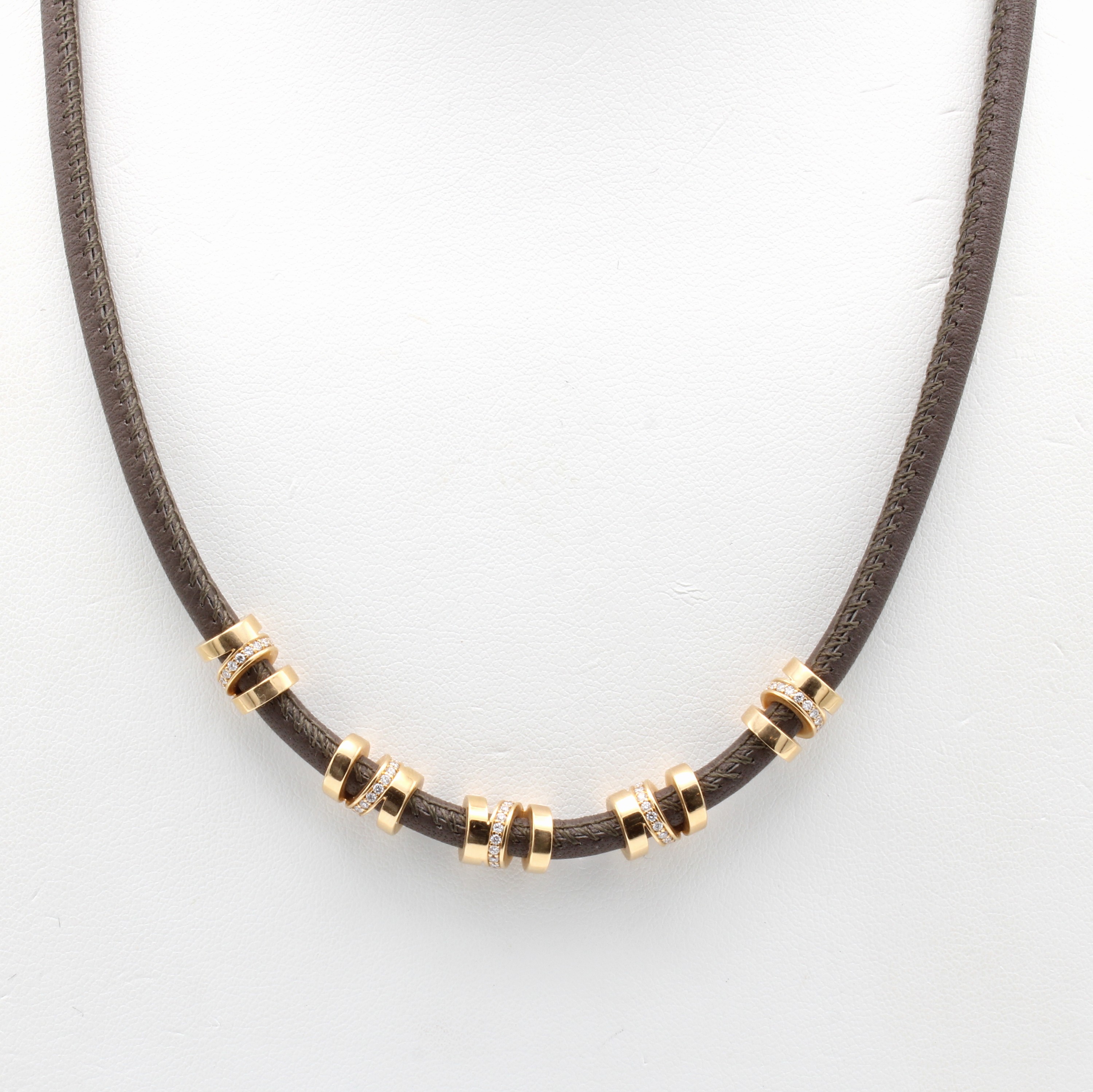 Image 27132552 - Ledercollier mit Brillanten, RG 750/000, 5 Elemente bes. m. Brill. zus. ca. 0.45 ct ...