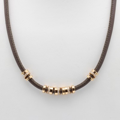 27132552a - Ledercollier mit Brillanten, RG 750/000, 5 Elemente bes. m. Brill. zus. ca. 0.45 ct ...